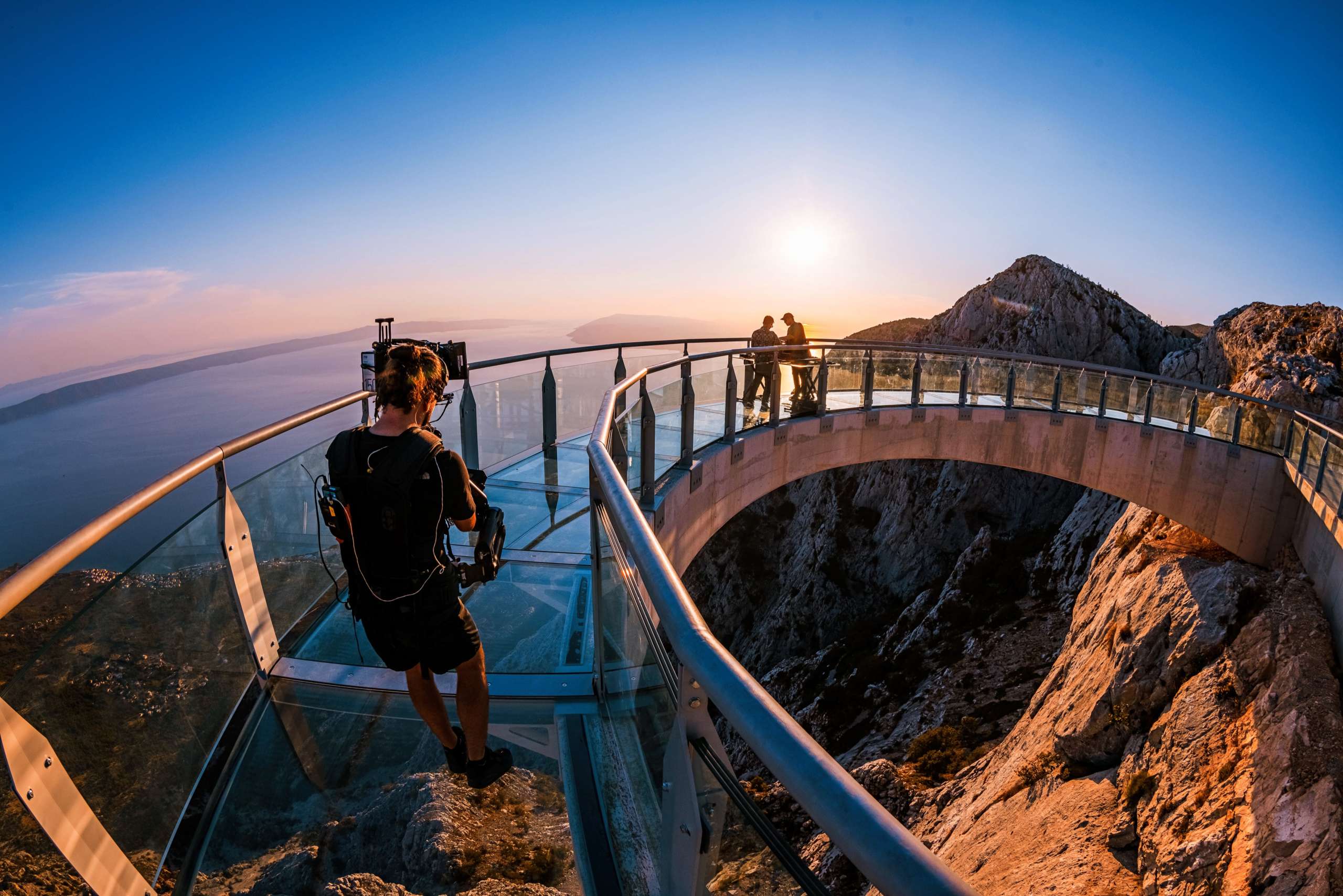 cercle filming on skywalk