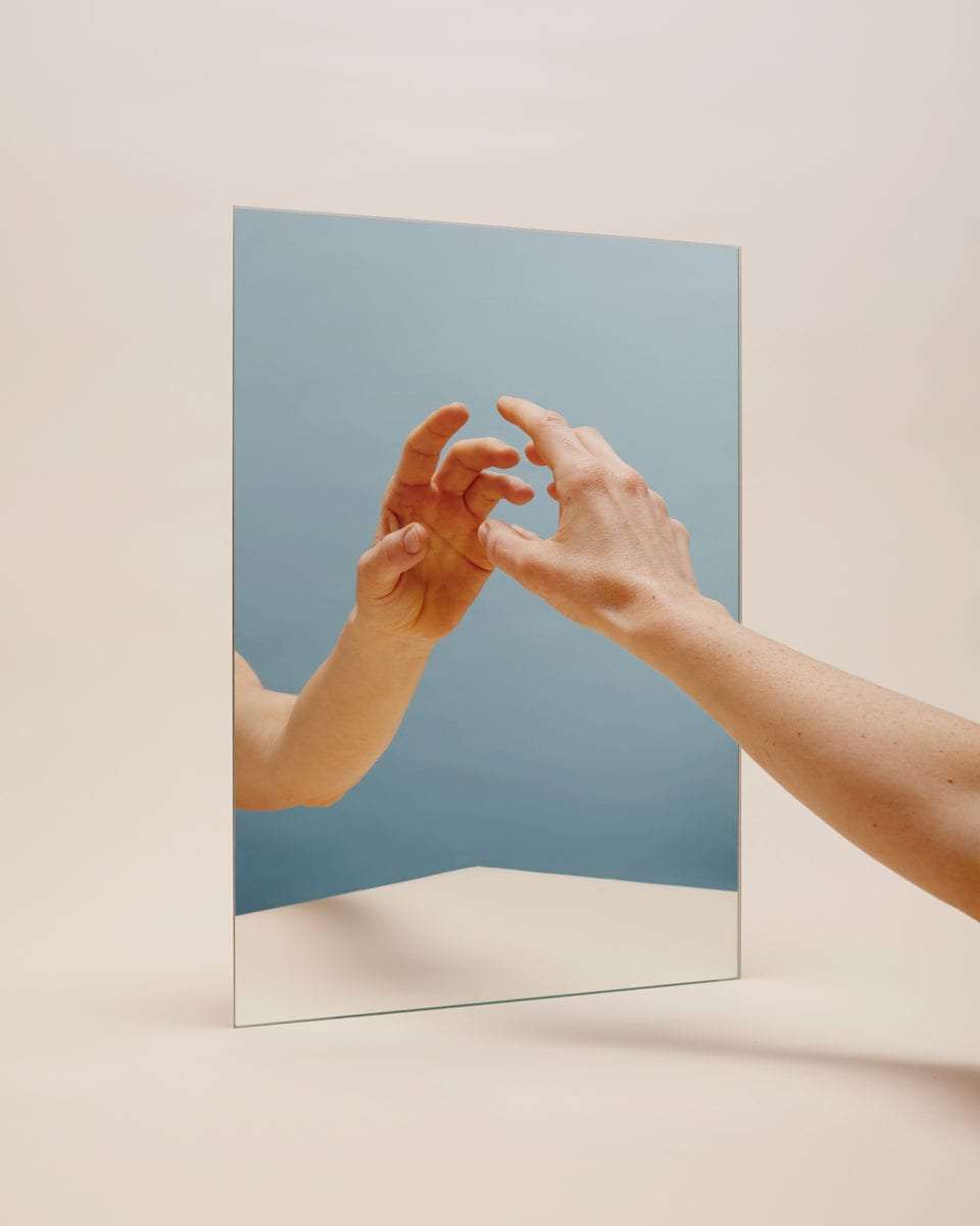 鏡中虛像的重疊交錯：你看到的是自己，還是眾人眼中的反射？