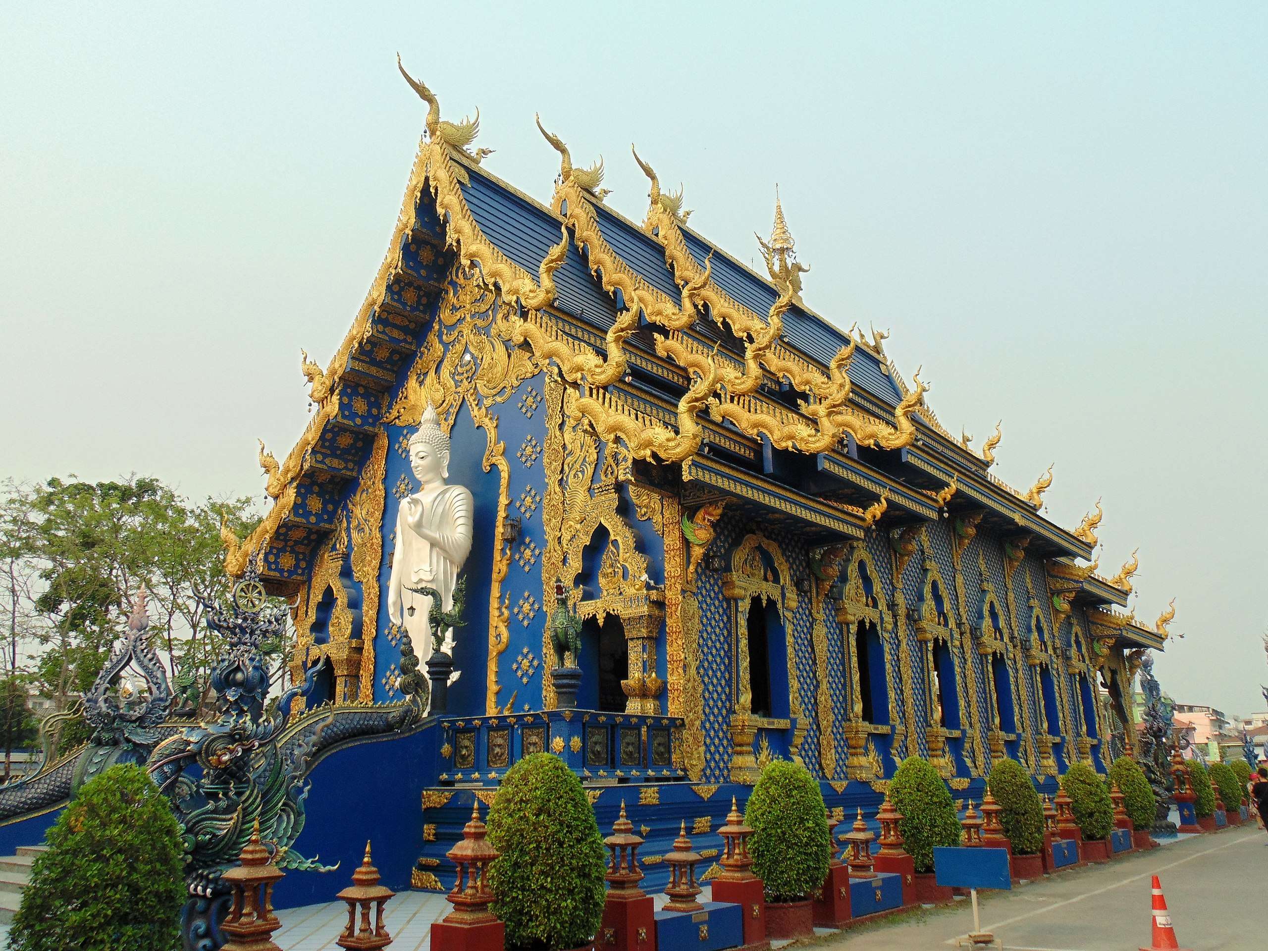 ( Wat Rong Suea Ten 又稱「藍廟」,白廟、黑廟、藍廟之中唯一真正具有祭祀功能的殿堂。)