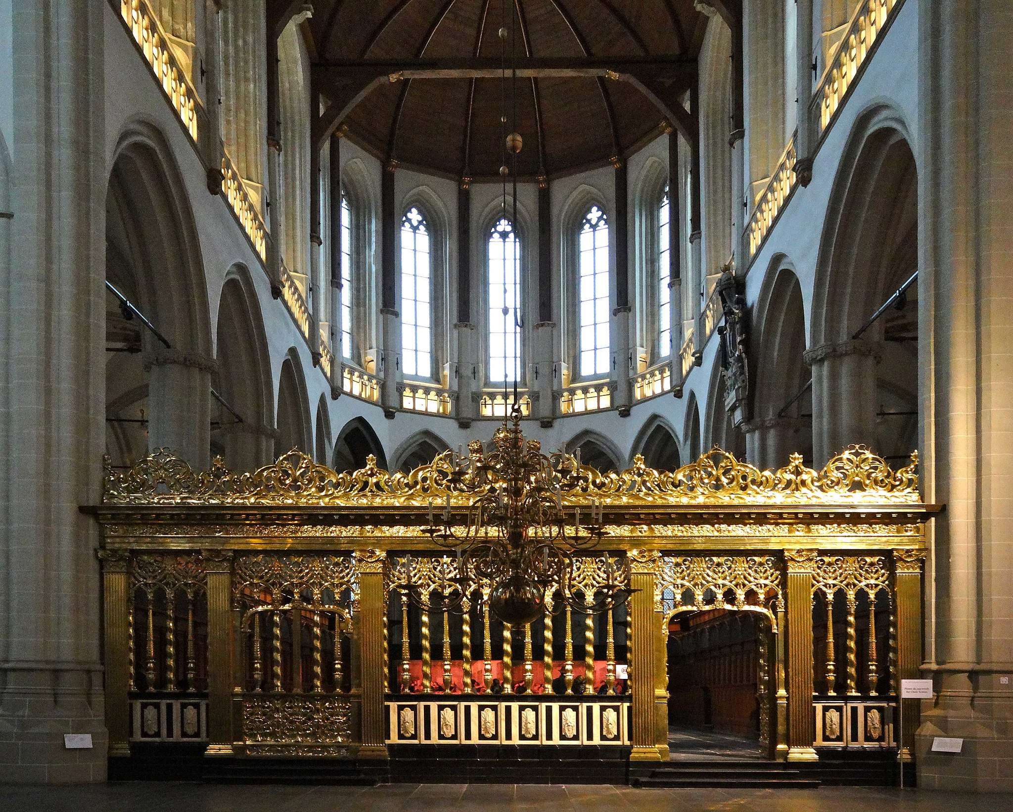 ( De Nieuwe Kerk 不敵 1645 年猛烈火勢而大面積毀壞,重建後以現今尖形拱門的複合式哥特風格重生。)