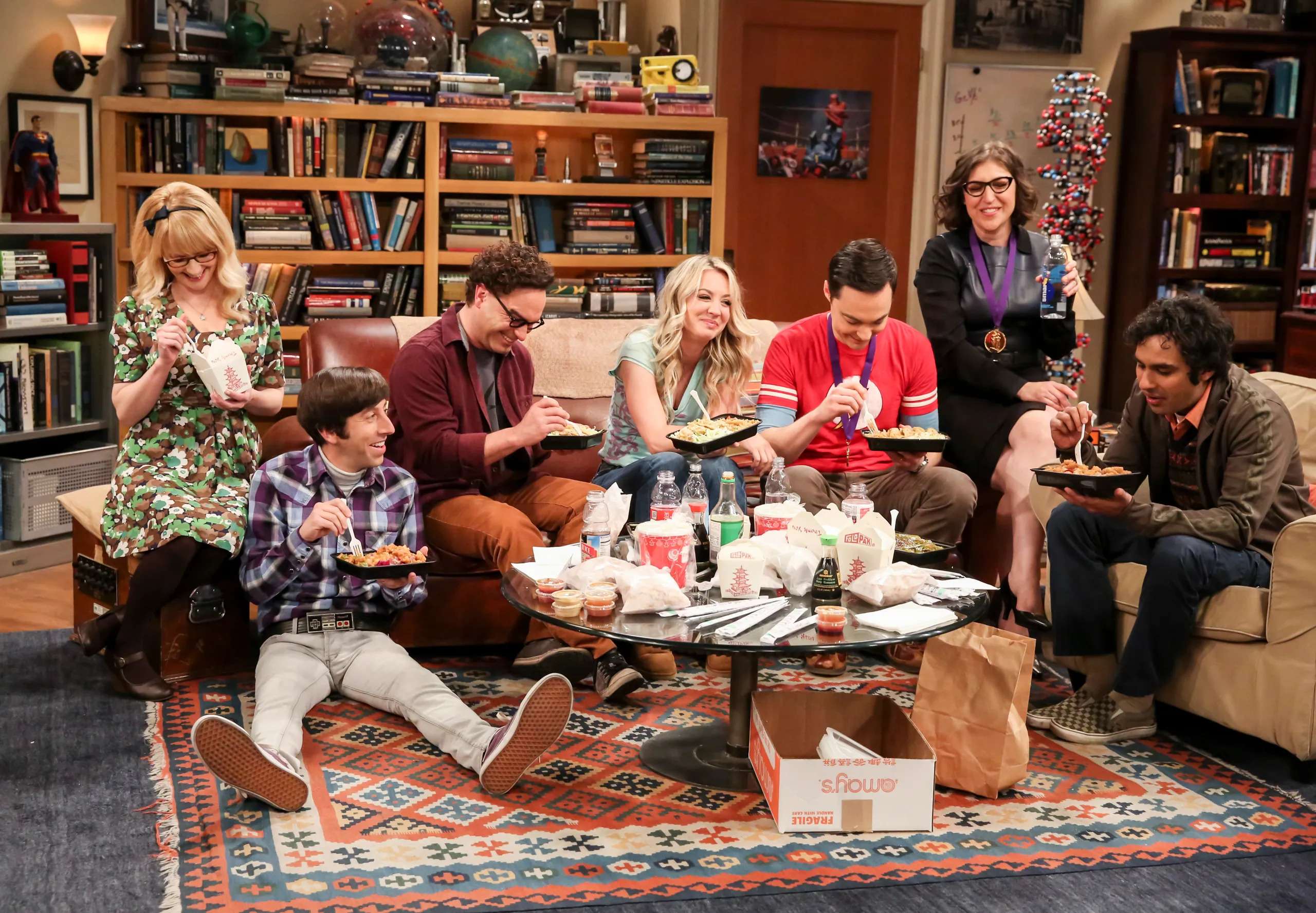 《The Big Bang Theory》中的棕色沙發伴隨角色成長，不變的是 Sheldon 始終如一的座位。