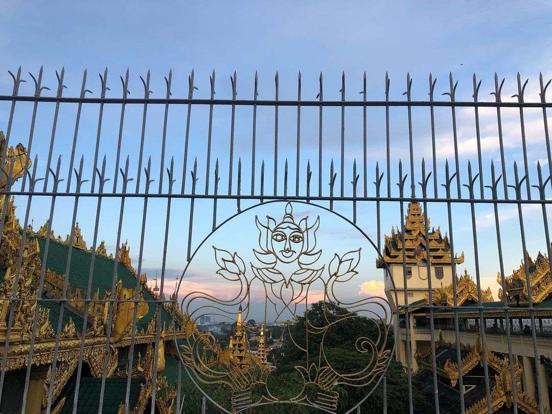 ( Shwedagon Pagoda 已在緬甸矗立 2600 年,作為緬甸人的信仰寄託。)