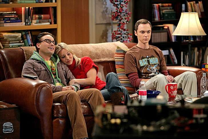 《The Big Bang Theory》中的棕色沙發伴隨角色成長，不變的是 Sheldon 始終如一的座位。