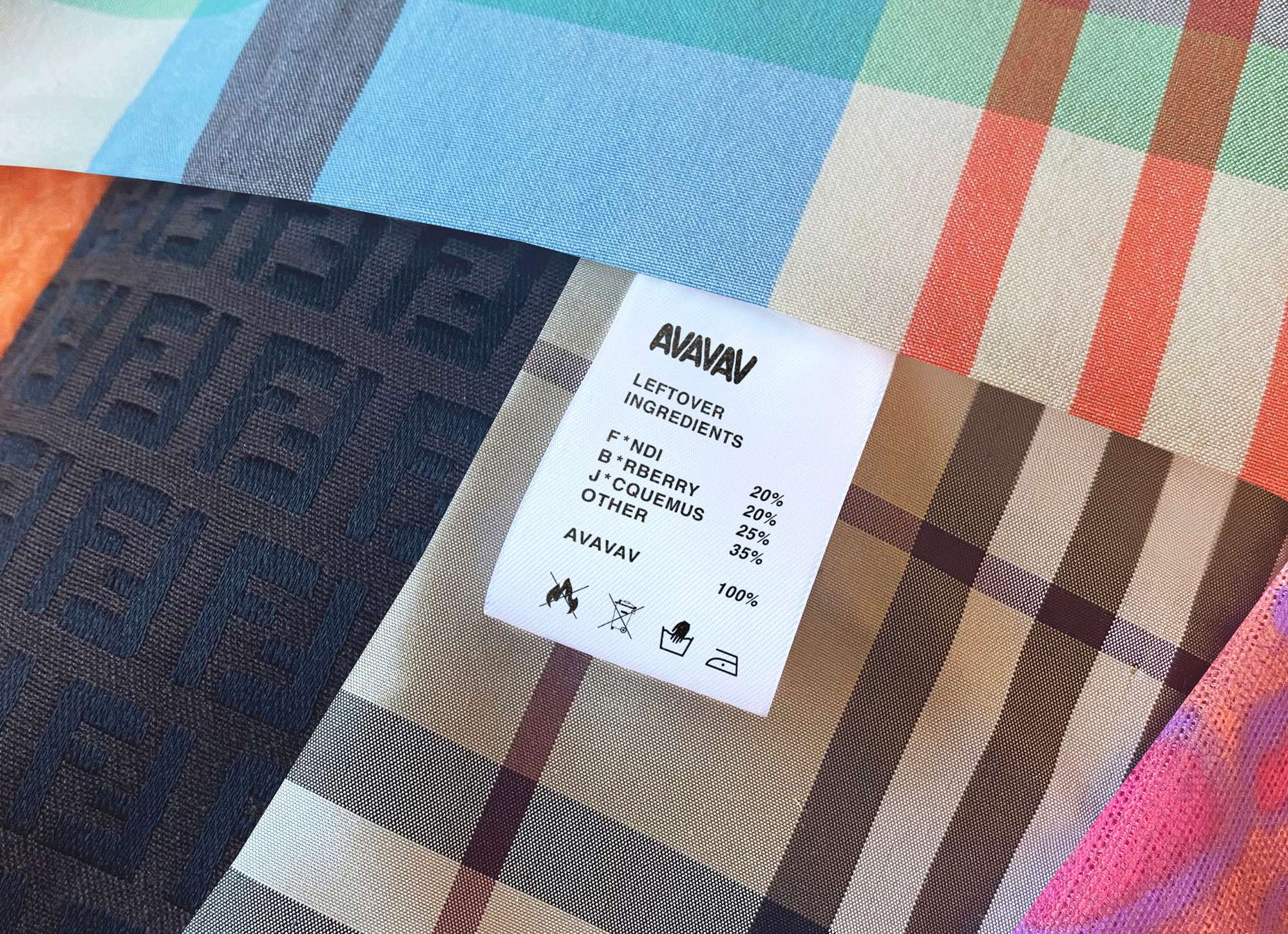 ( AVAVAV 另一個值得注目的設計精神是使用各大品牌如 Burberry、Fendi 和 Jacquemus 的滯銷面料製作,帶出時尚永續的內涵。)