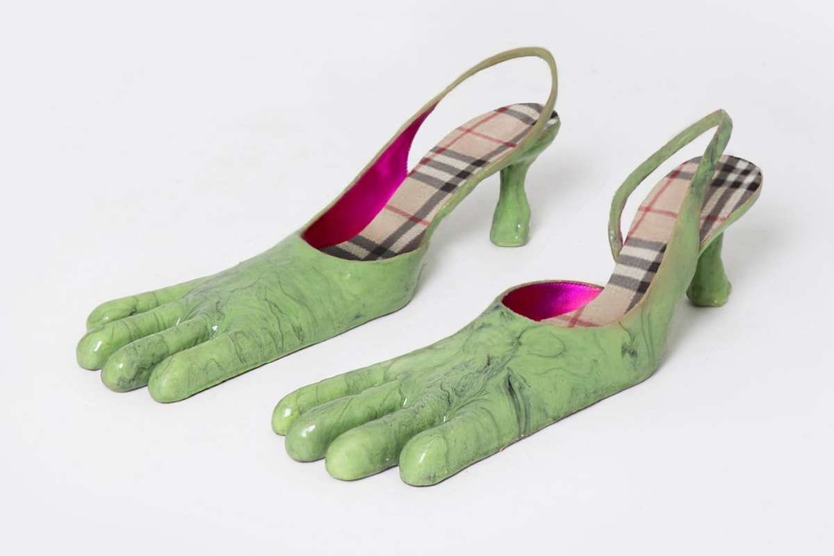 ( 形似怪獸腳掌的「 Finger boots 」四趾靴為 AVAVAV 最具話題性的單品之一。)