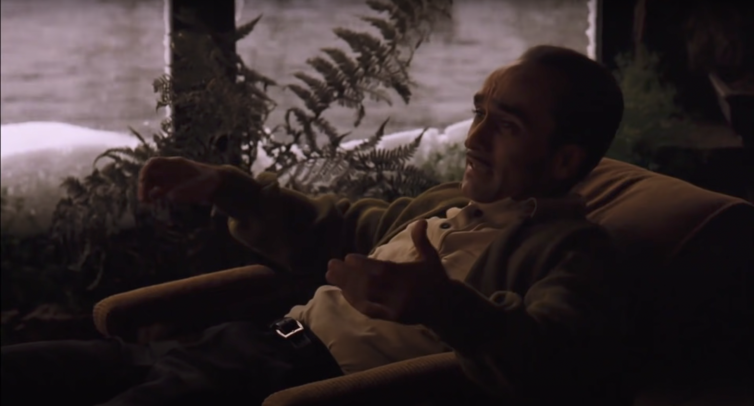 在《 The Godfather PartII 》中，以一張棕色布躺椅呈現角色的無力感。
