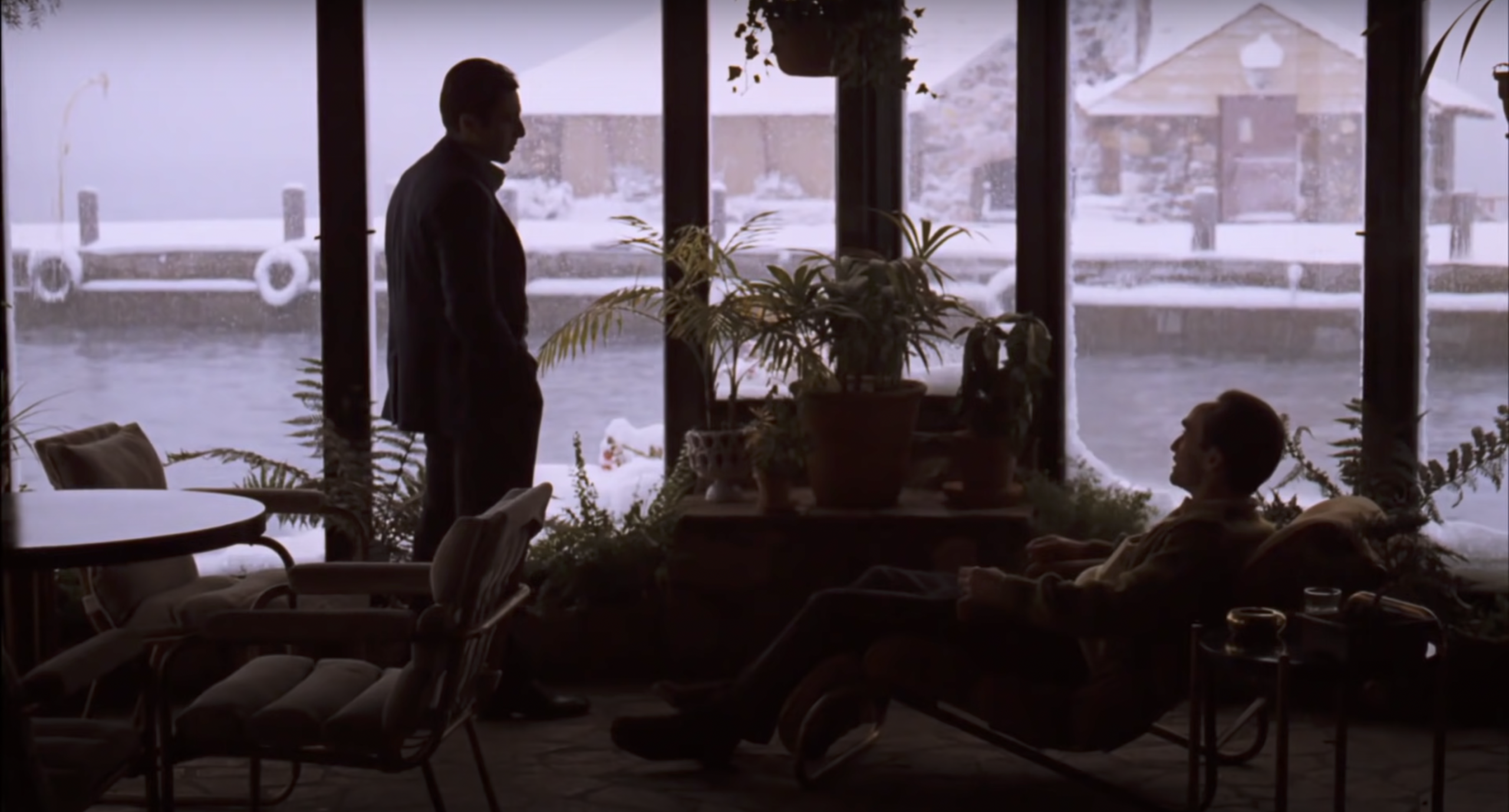 在《 The Godfather PartII 》中，以一張棕色布躺椅呈現角色的無力感。