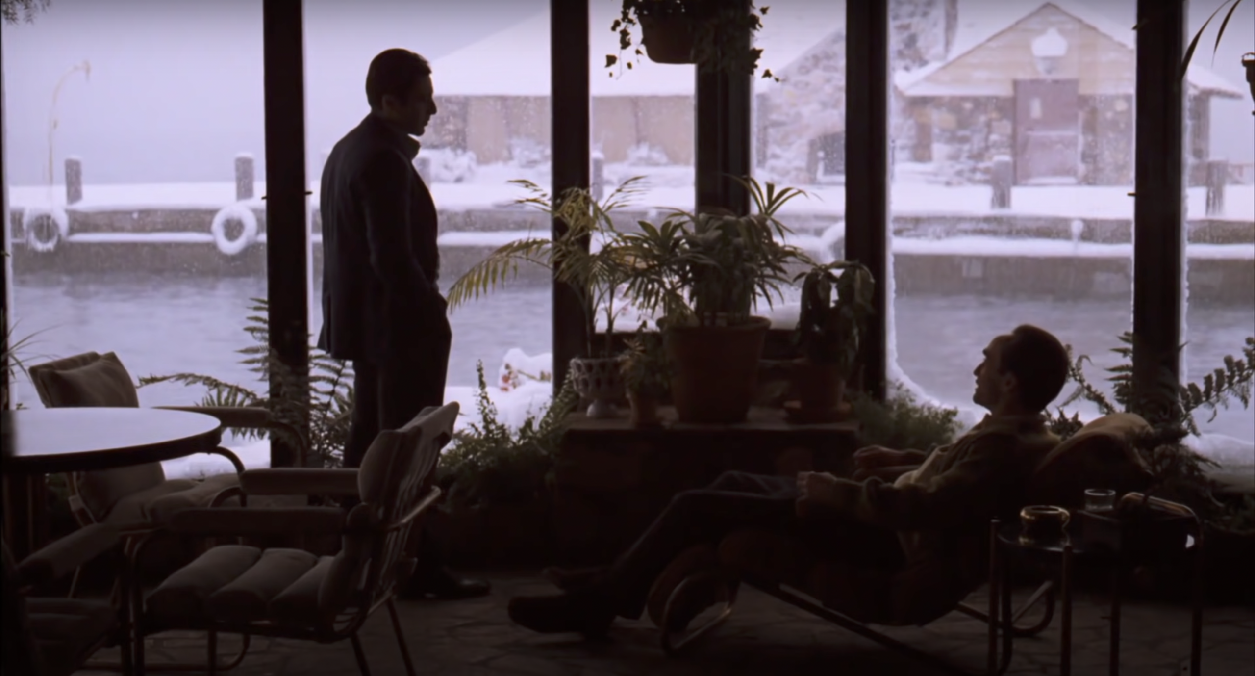 在《 The Godfather PartII 》中,以一張棕色布躺椅呈現角色的無力感。