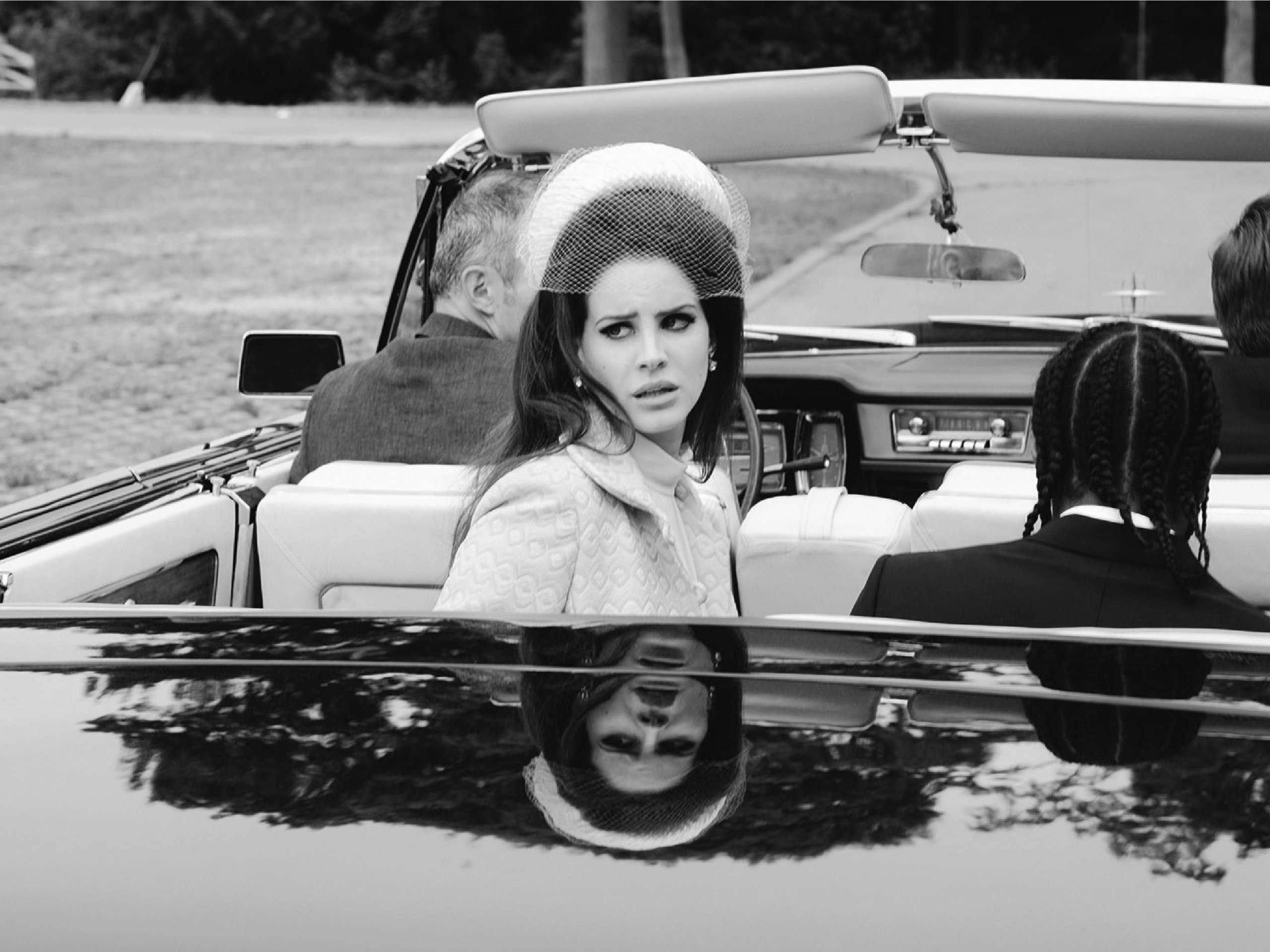 〈 National Anthem 〉MV 中以甘迺迪遇刺事件為主題,Lana Del Rey 以 Jacqueline Kennedy 經典造型亮相。