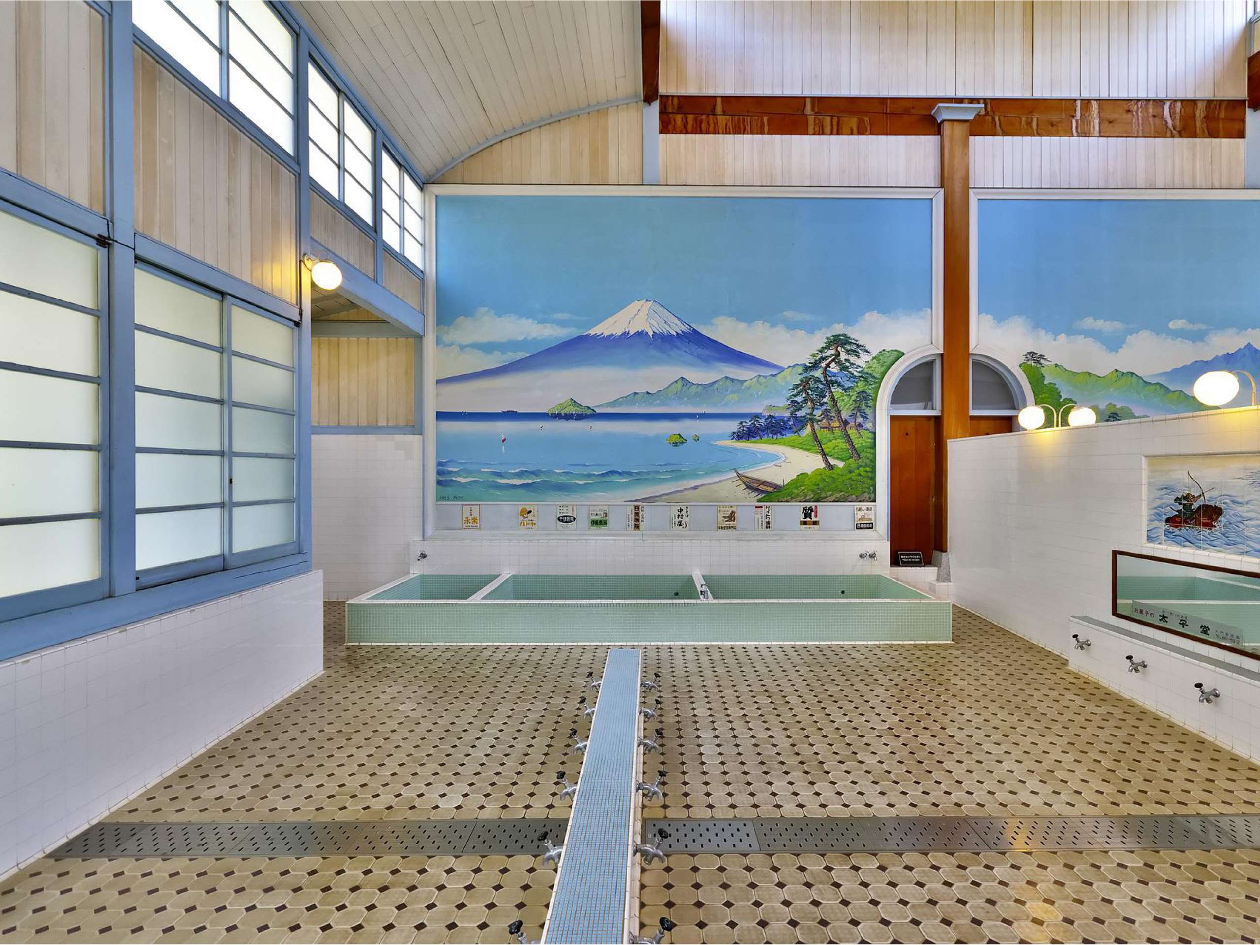 (日本錢湯中常見的富士山壁畫。)
