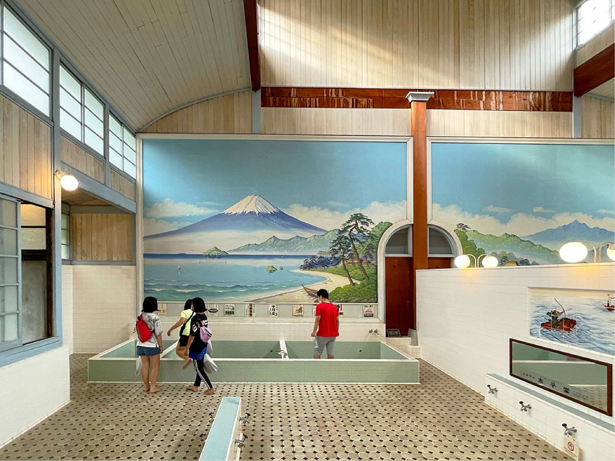 (日本錢湯中常見的富士山壁畫。)