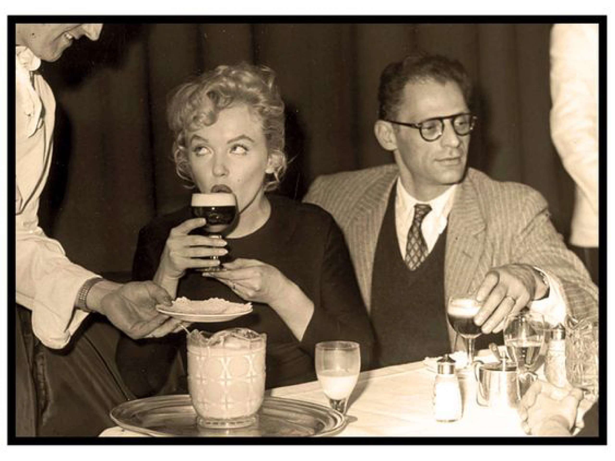 ( Marilyn Monroe 品嘗 Irish Coffee )