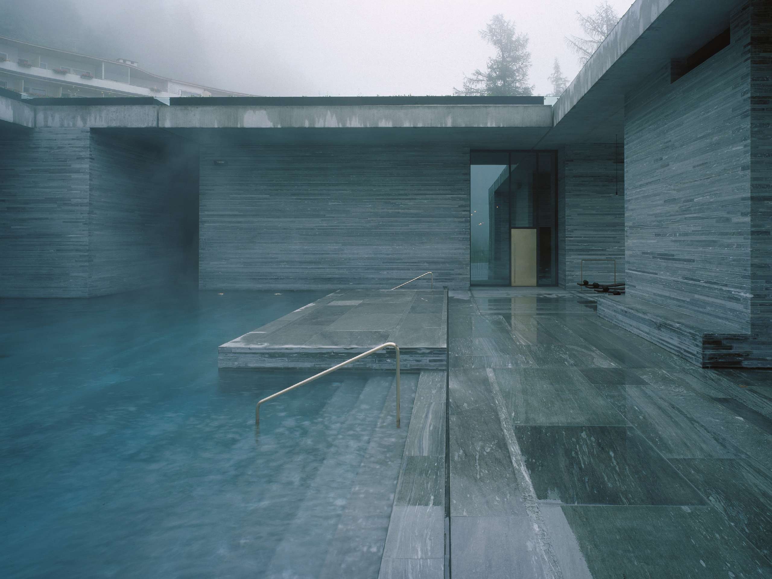 The Therme Vals 為與山坡綠意比鄰的水療中心。