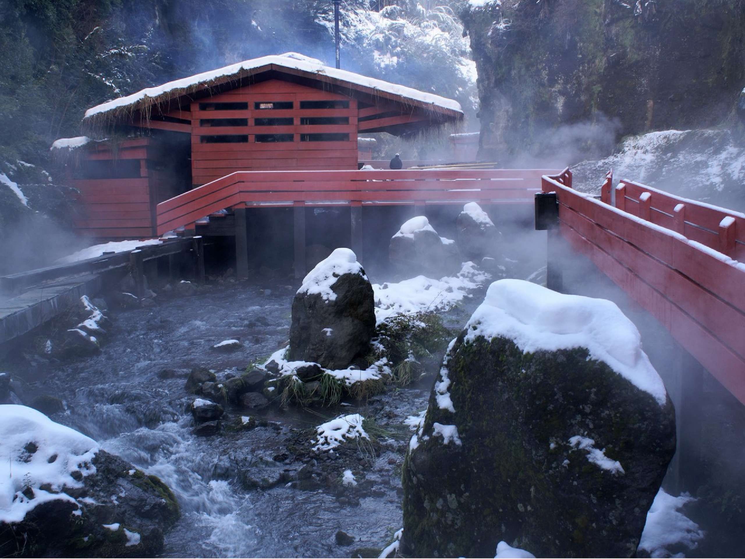 Termas Geométricas 以幾何為名，整體建築採用鮮豔的色彩與稜角分明的動線。