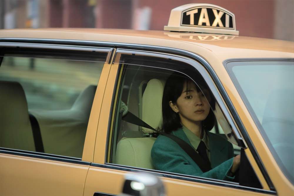計程車司機善於傾聽、總是在某處等待的特質也呼應也英的個性。