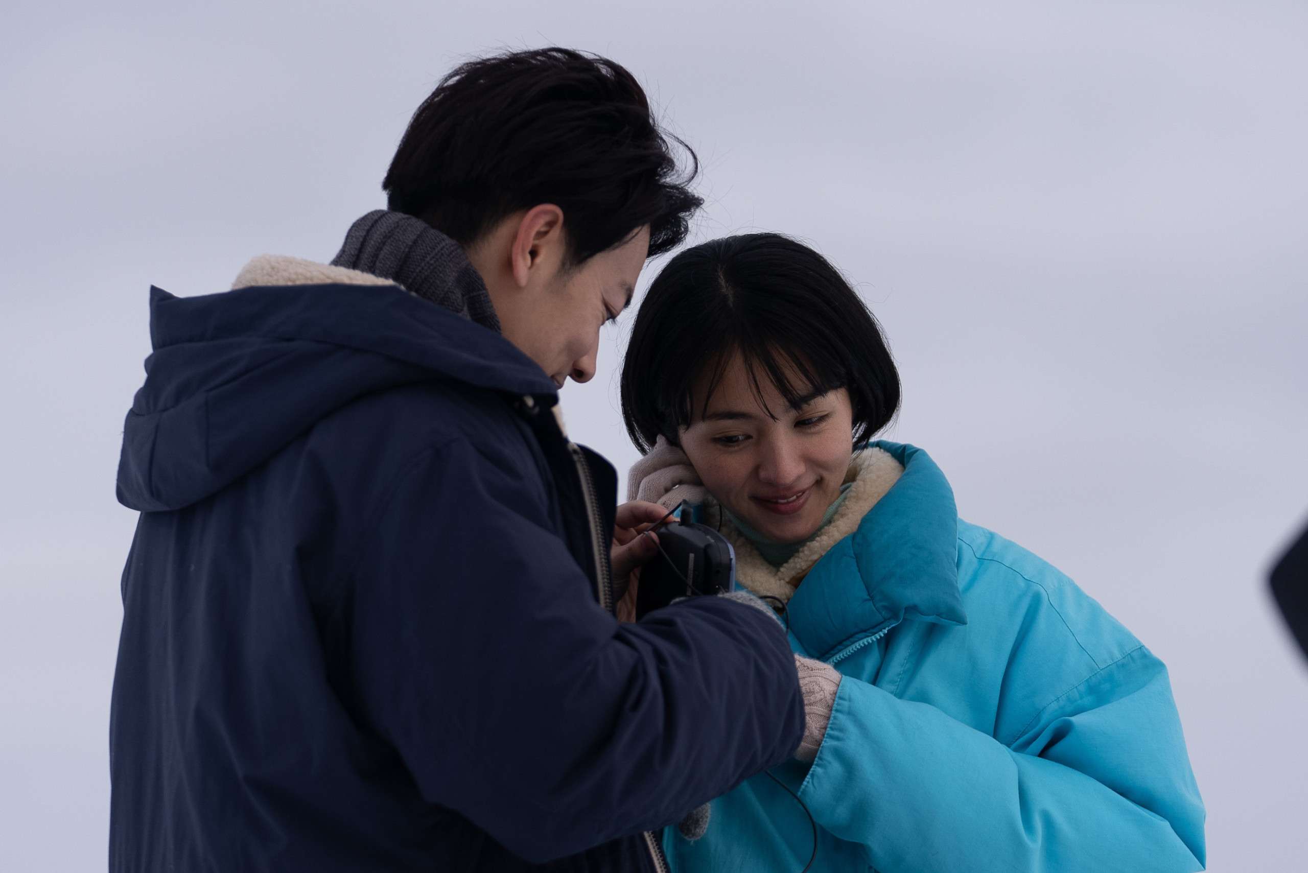 色調結合岩井俊二式審美,延續《情書》般的北國戀情景緻。