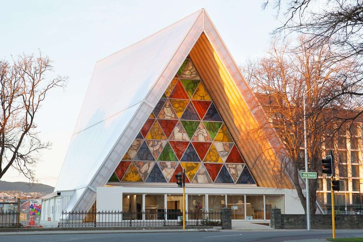 日本建築師坂茂採用具高度承重能力的紙管重建教堂。
