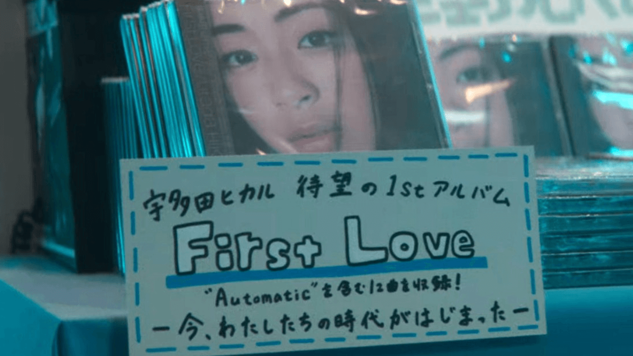 劇情線與宇多田光發行《 First Love 》的 1999 年相扣合，描繪千禧年的文化現象。