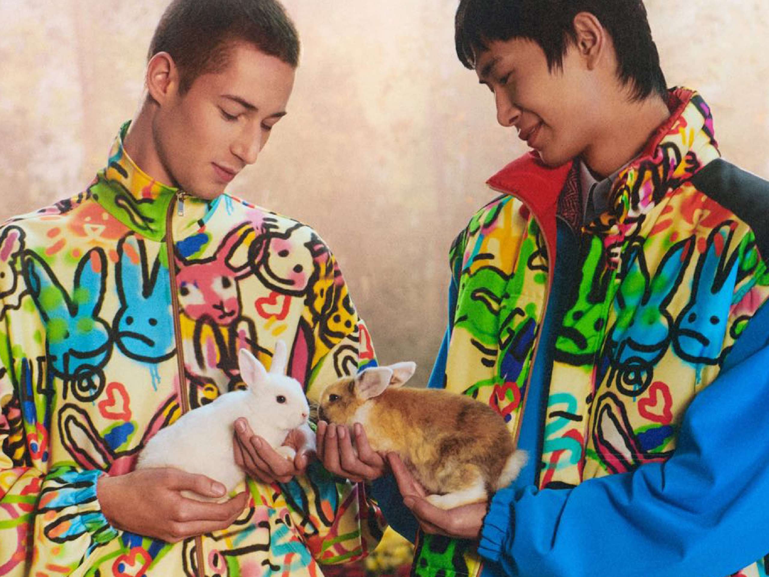 ( GUCCI 2023 New Year Campaign 因一頂兔毛帽引發爭議後全面下架該產品。)