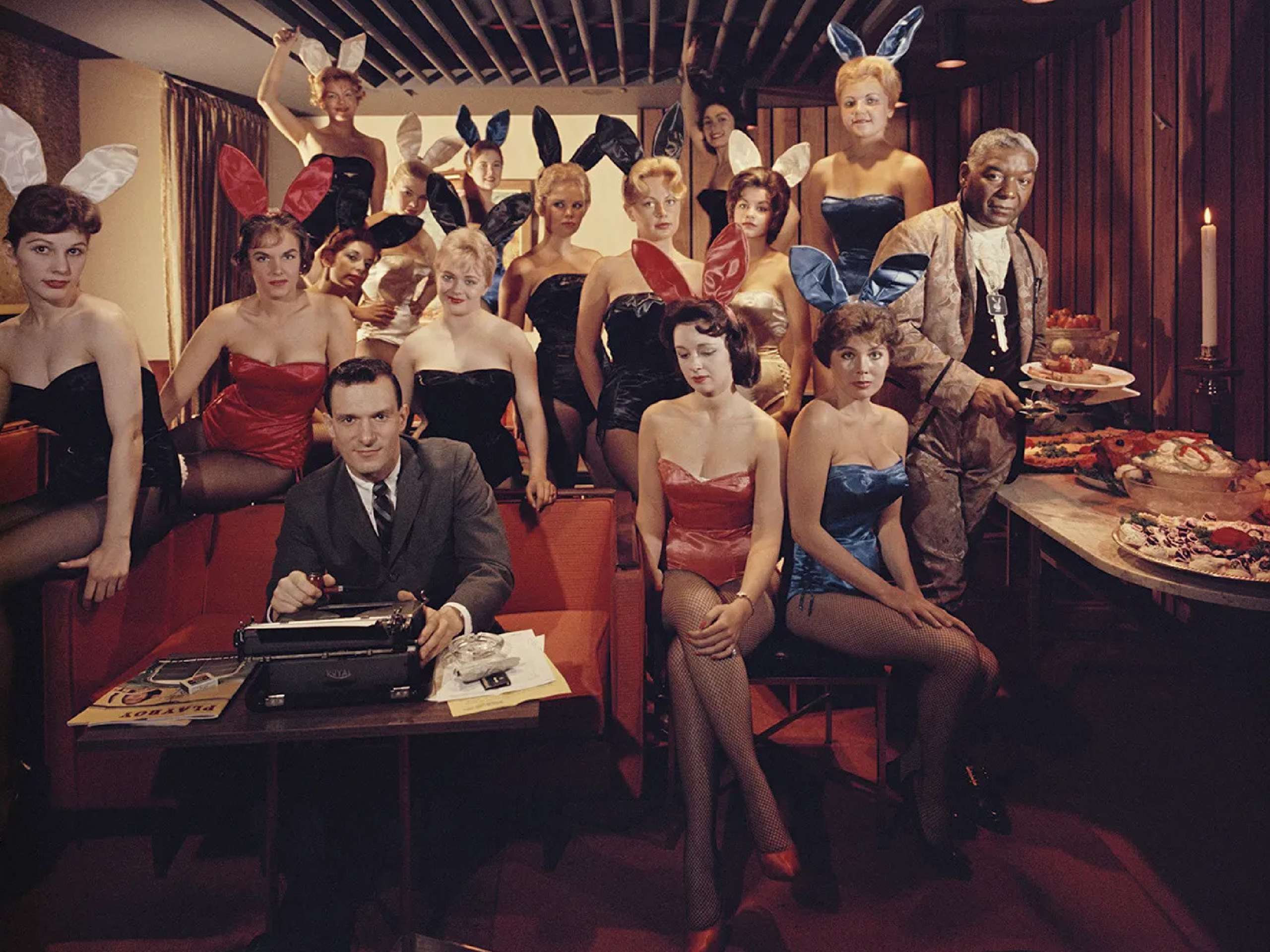 ( Playboy 創辦人 Hugh Hefner 與兔女郎們。)