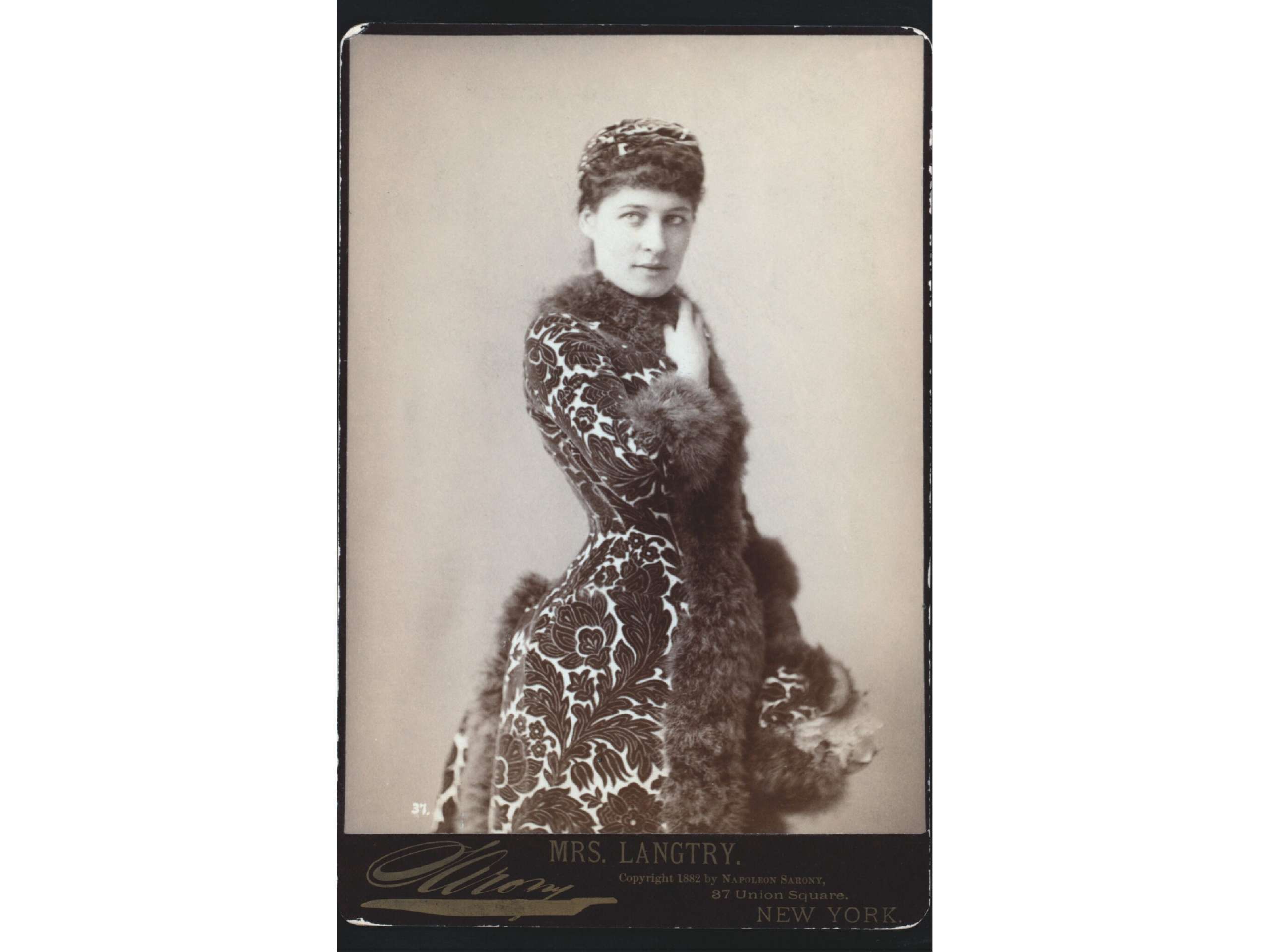 （女星 Lillie Langtry 著 Charles Frederick Worth 外套與頭巾，1882 年）