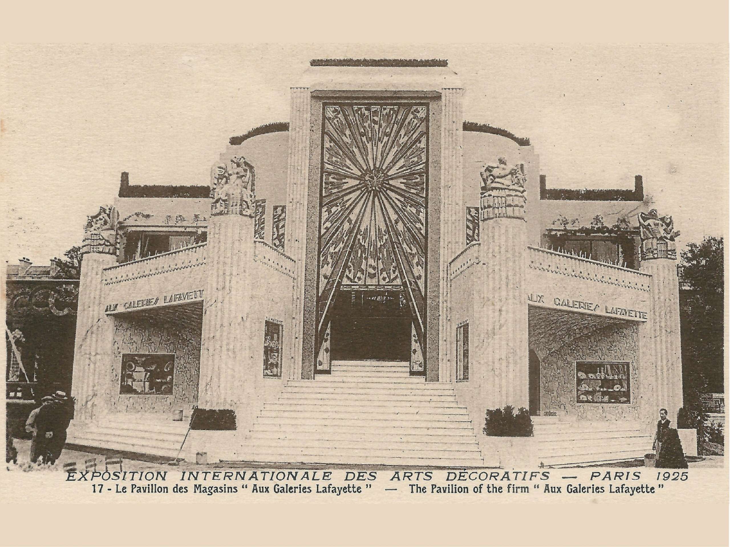 （ Galeries Lafayette 門口的旭日型裝飾為典型 Art Deco 元素。）