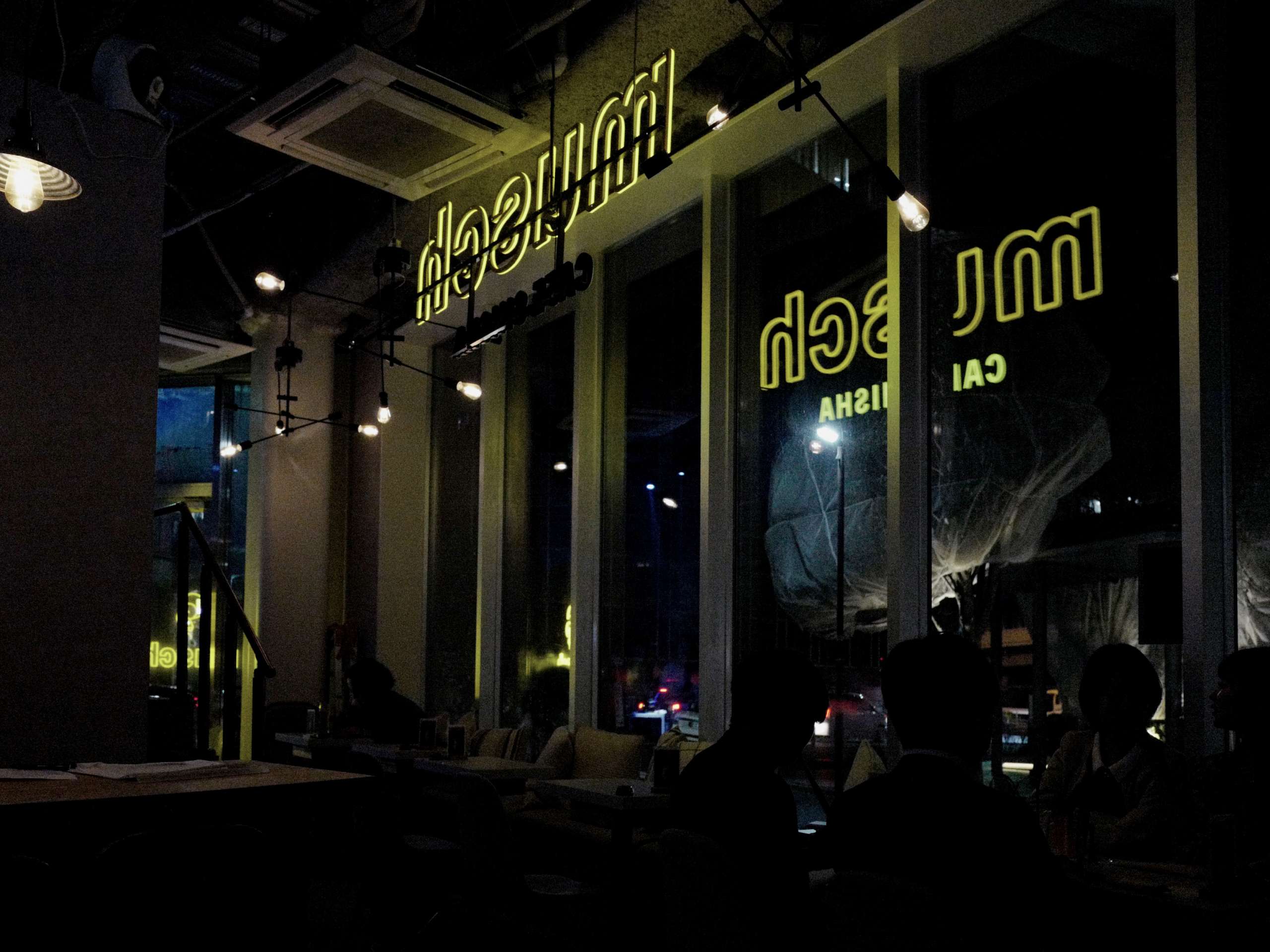 ( musch 希望成為城市中的綠洲,店內座位安排富隱密性。)