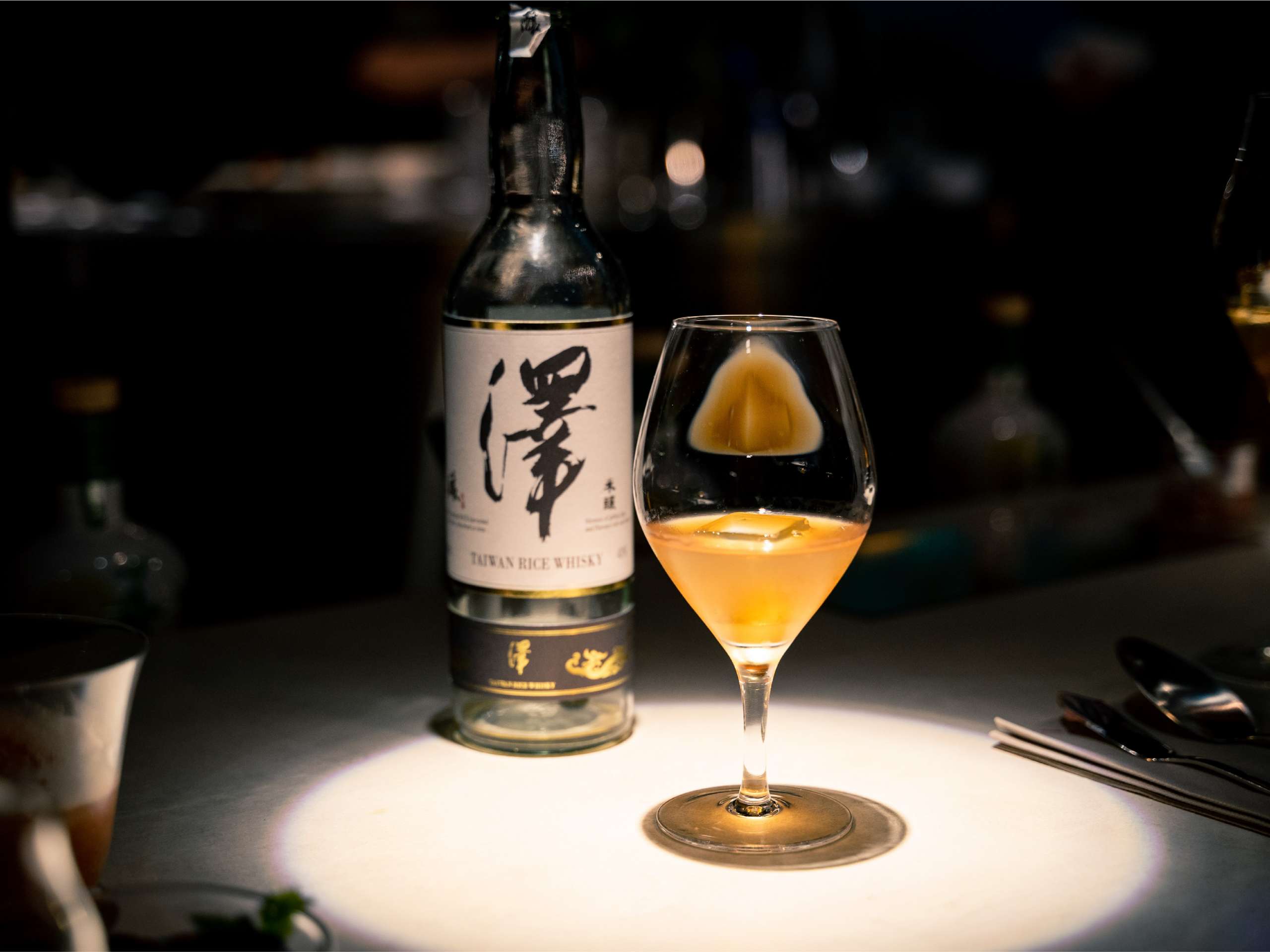 (台灣米威士忌純飲時帶著果乾的甜感)