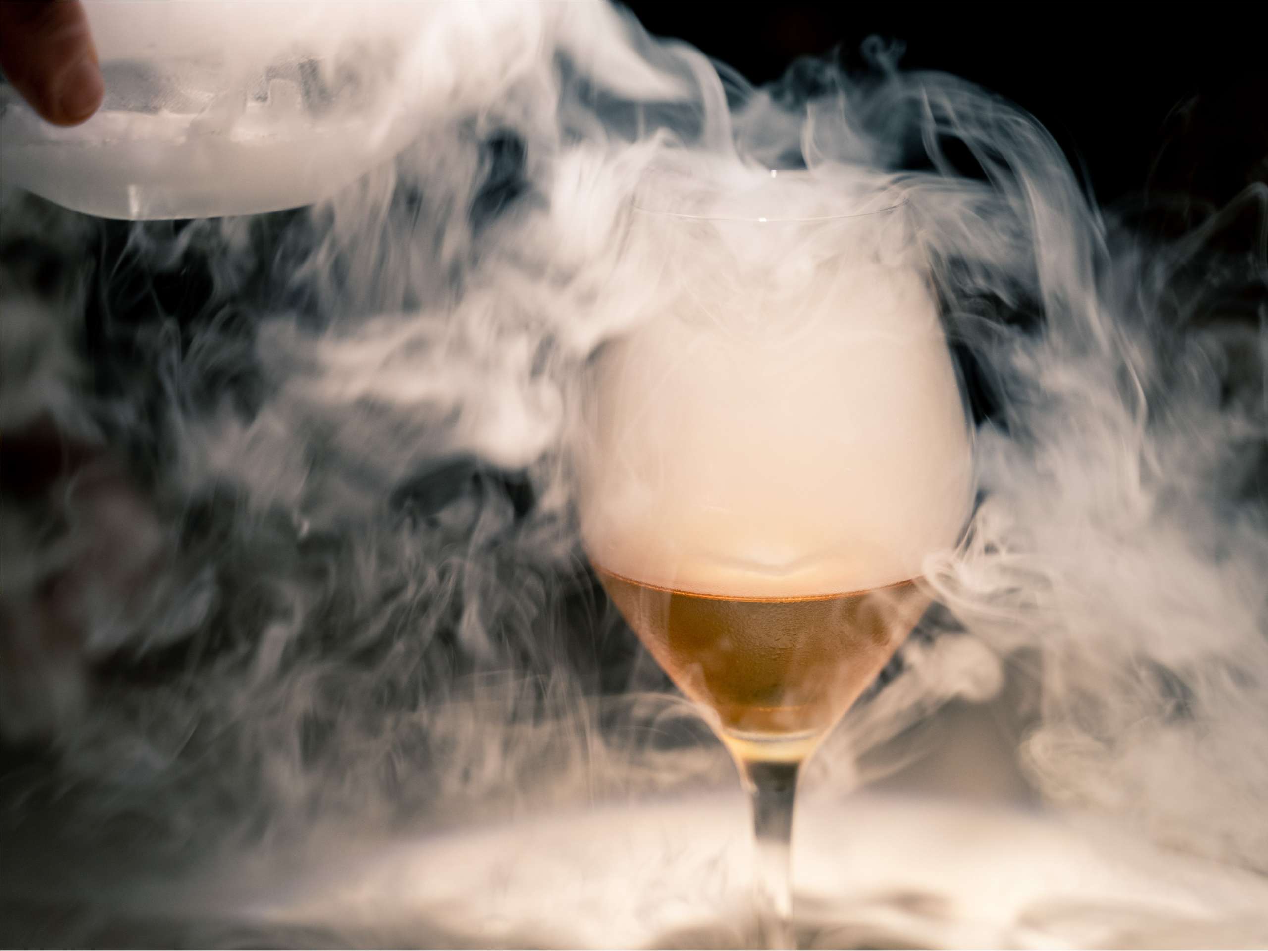(與樹葡萄桶、青梅酒、刺蔥、無花果葉構成這杯「雲海」,帶著因霧氣而看不清前方的迷離感。)
