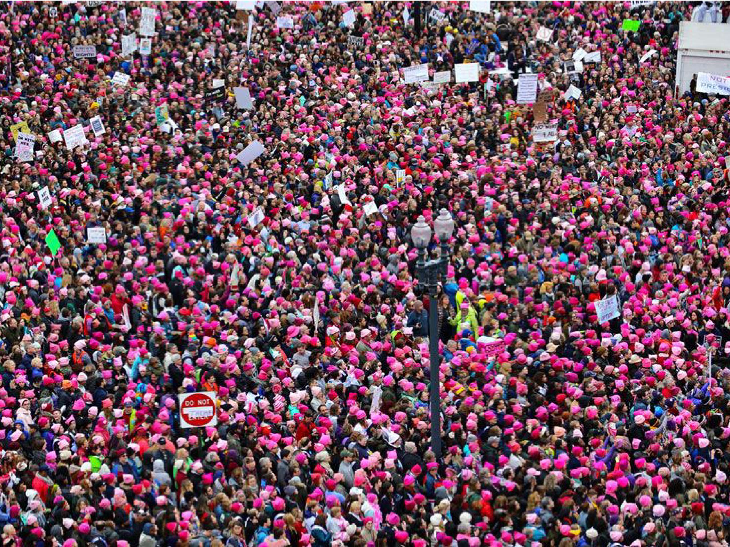 （ 2017 年 1 月女權主義抗議遊行，參與者戴上粉紅色毛帽象徵女權。）