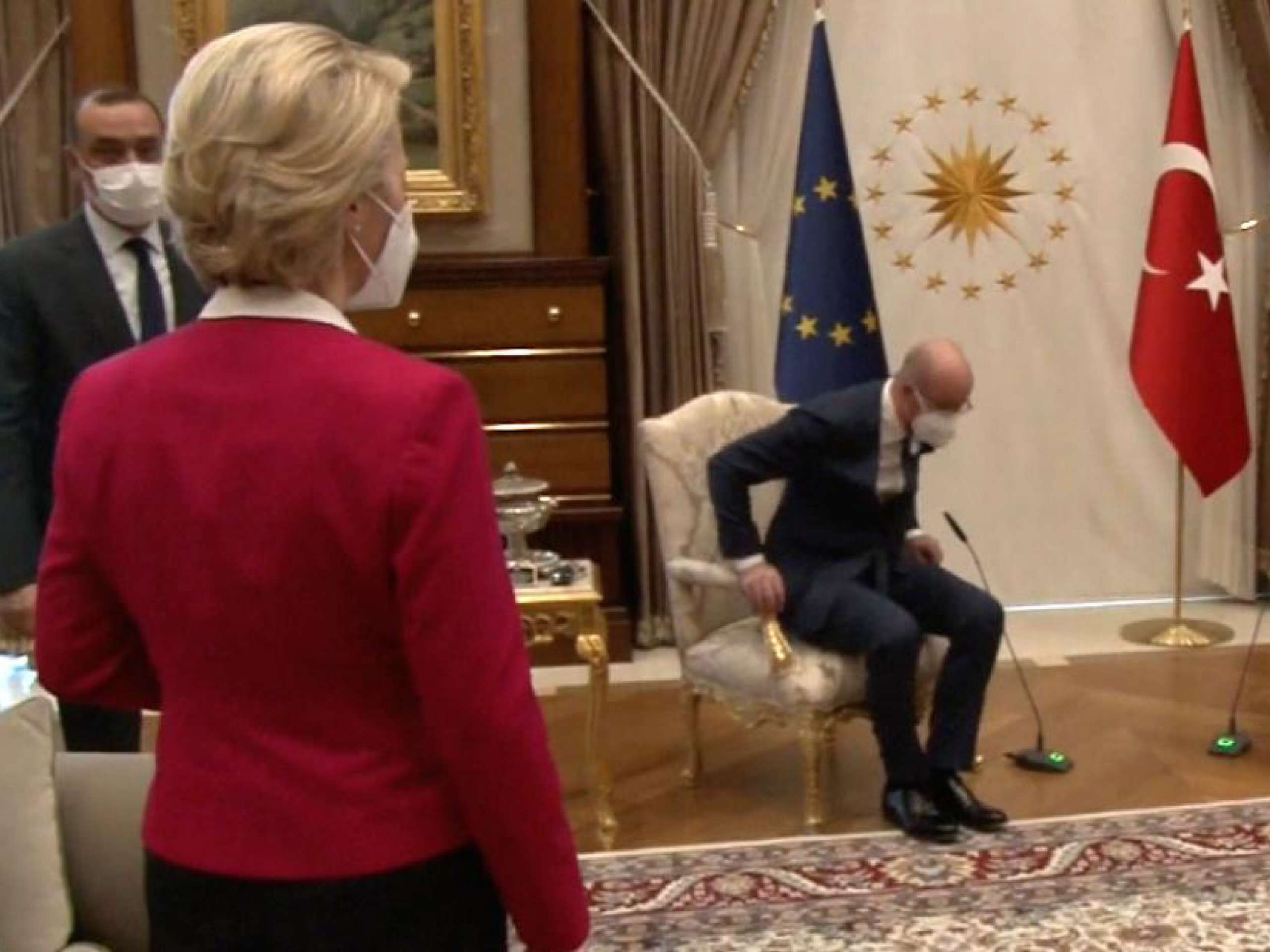 （2021 年歐盟主席 Leyen 與土耳其總統會談時，她被安排在一張不合適且沒有旗幟的沙發上。）