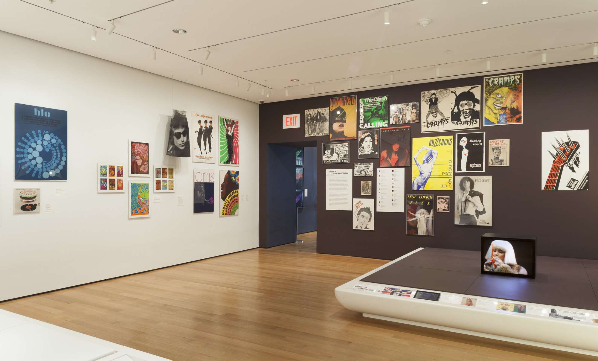 ( 2013 年紐約 MoMA 現代藝術博物館在「 Designing Modern Women 1890-1990 」展覽中展出《 Let It Bleed 》封面。)