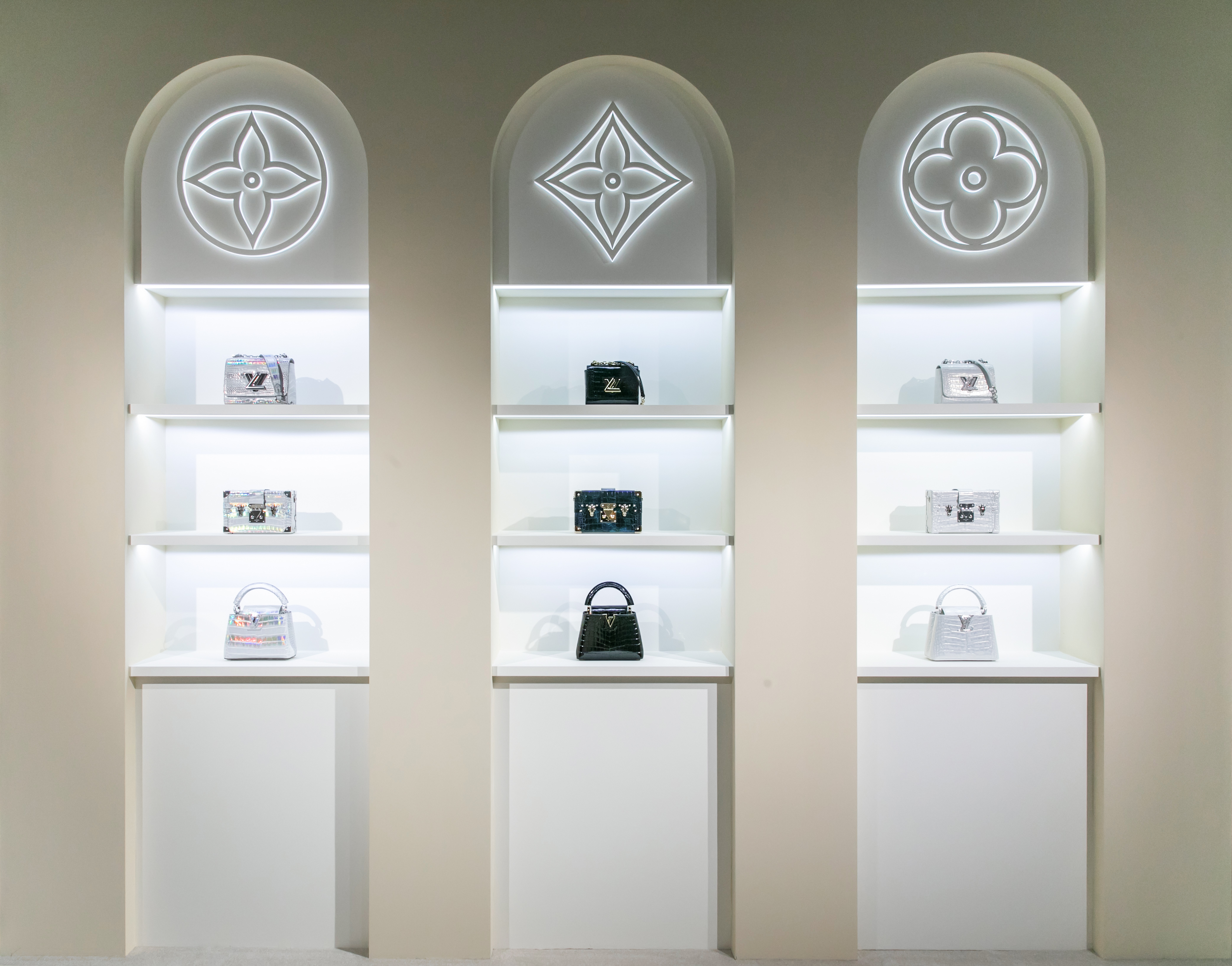 Louis Vuitton 2023珍稀皮革展_女士專區 (7)