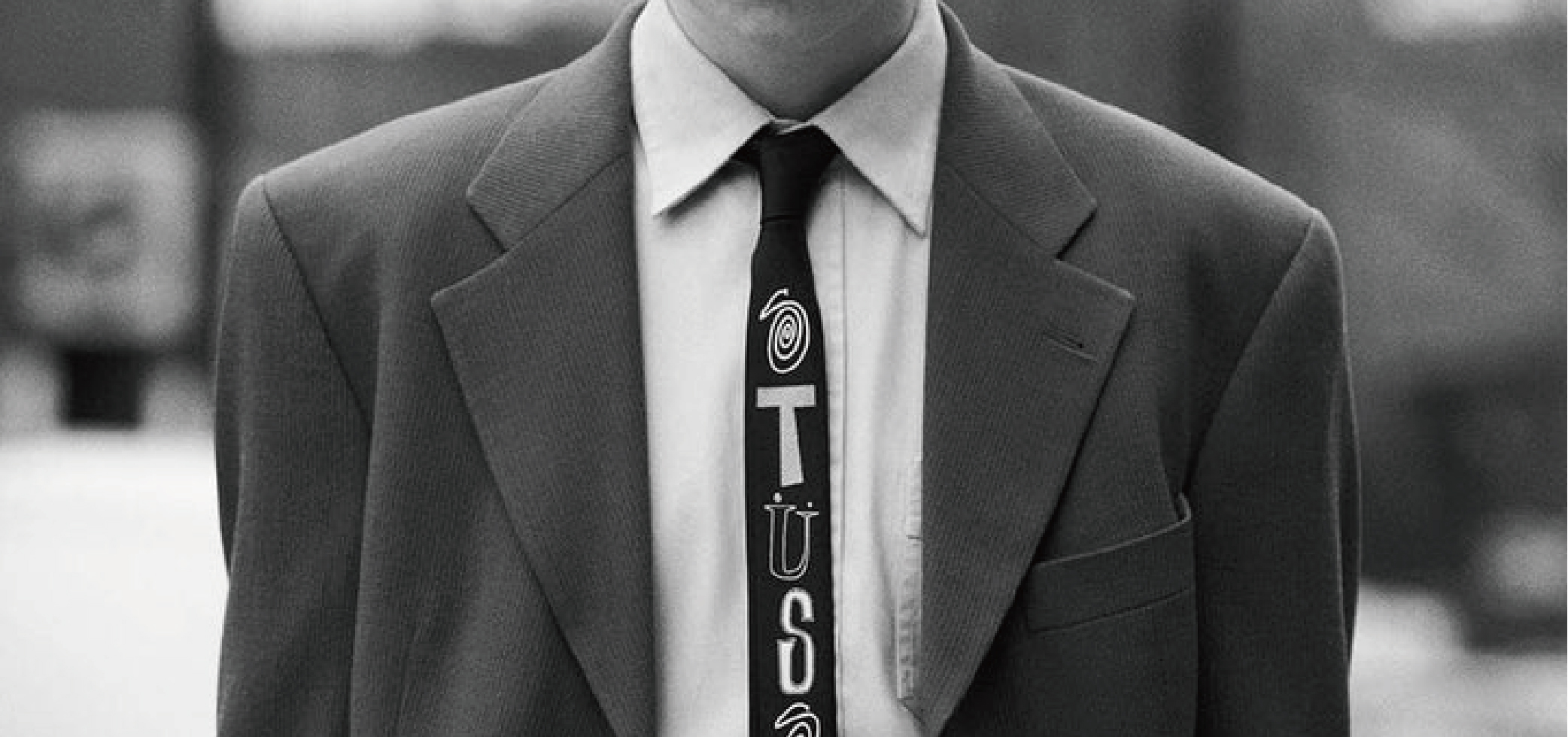 胸前刻意繫上的結：領帶之於正裝的完美標配