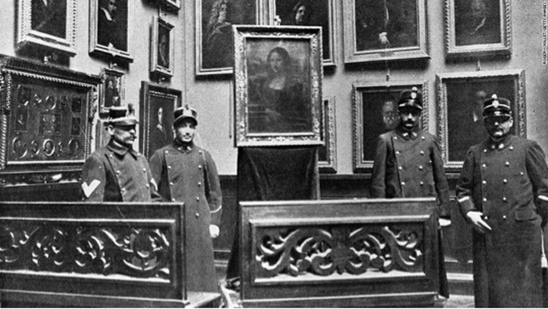Fig.-4.-Guards-beside-the-Mona-Lisa-at-the-Uffizi-Gallery-Florence-1913