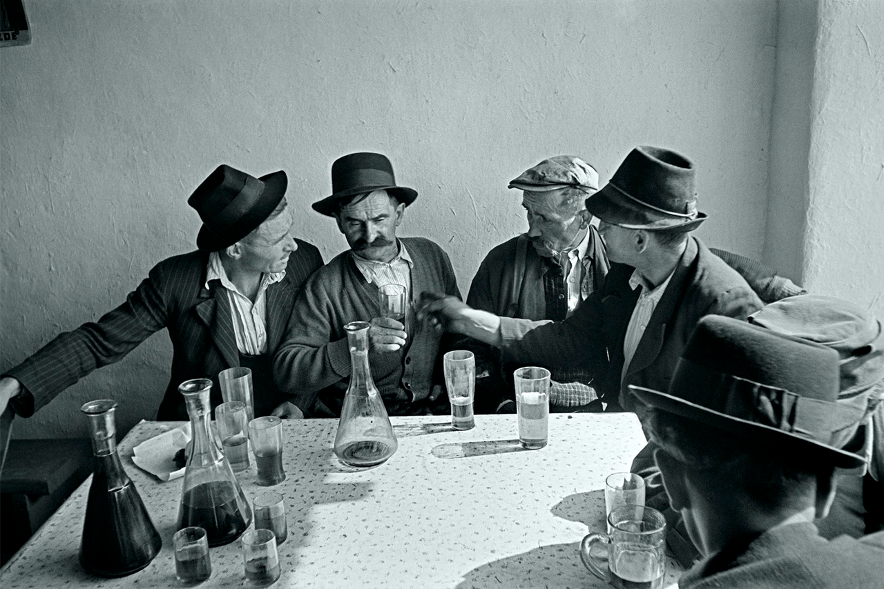 Farmers’ pub. Puszta plains, Hungary 1947 © Werner Bischof Estate/Magnum Photos