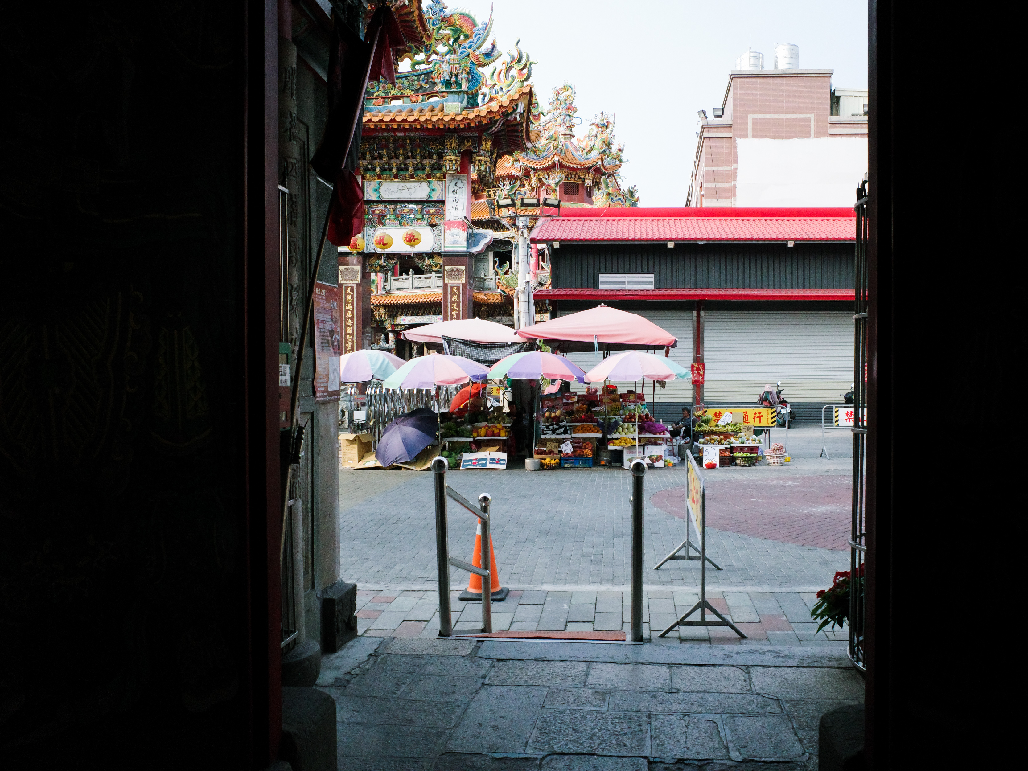 由大士爺廟往外看的街景。