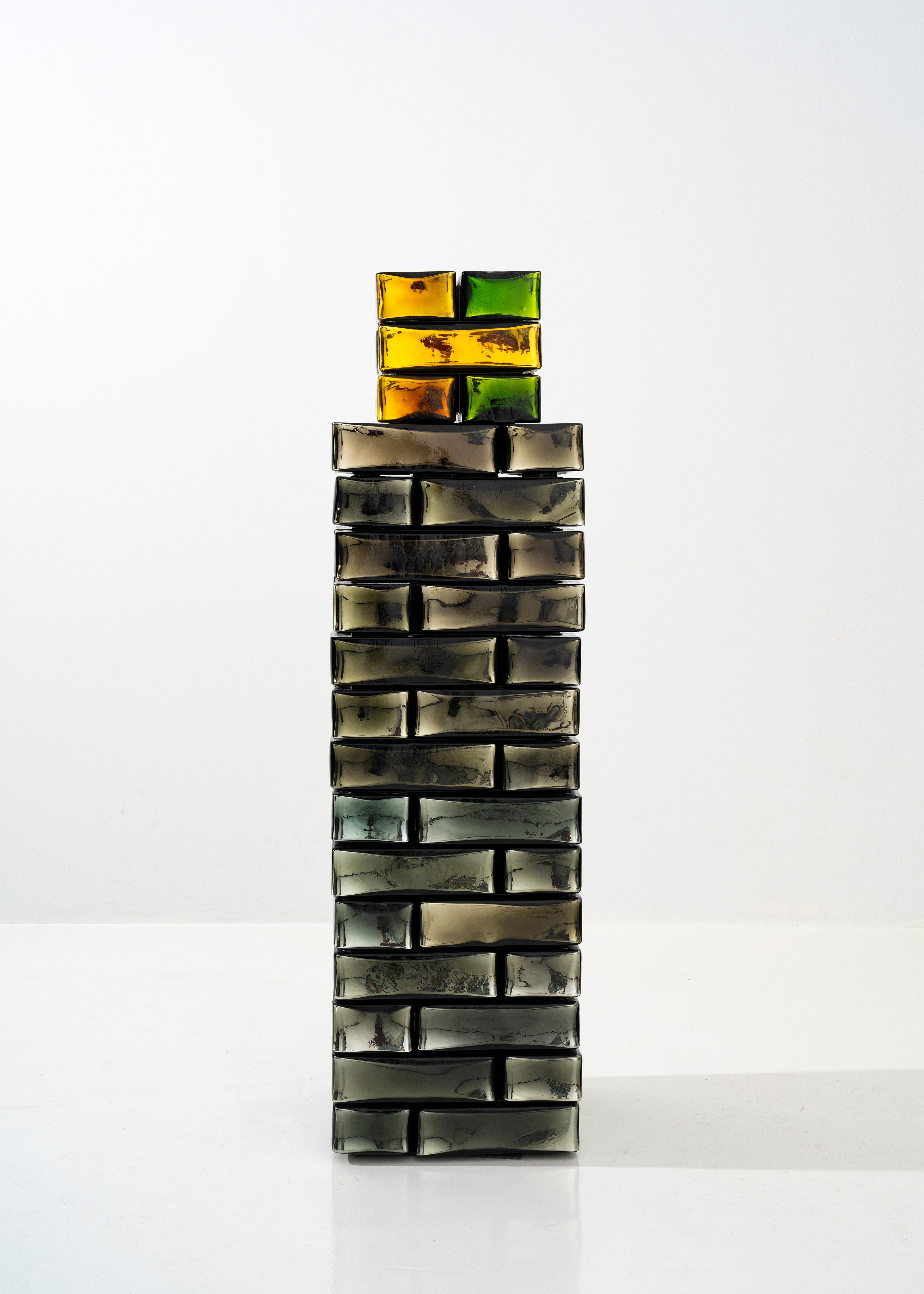 Perrotin 貝浩登 Jean-Michel OTHONIEL, “Wonder Block”, 2023, Amber and green Indian mirrored glass, stainless steel, 120x33x33 cm. Image courtesy of Perrotin.