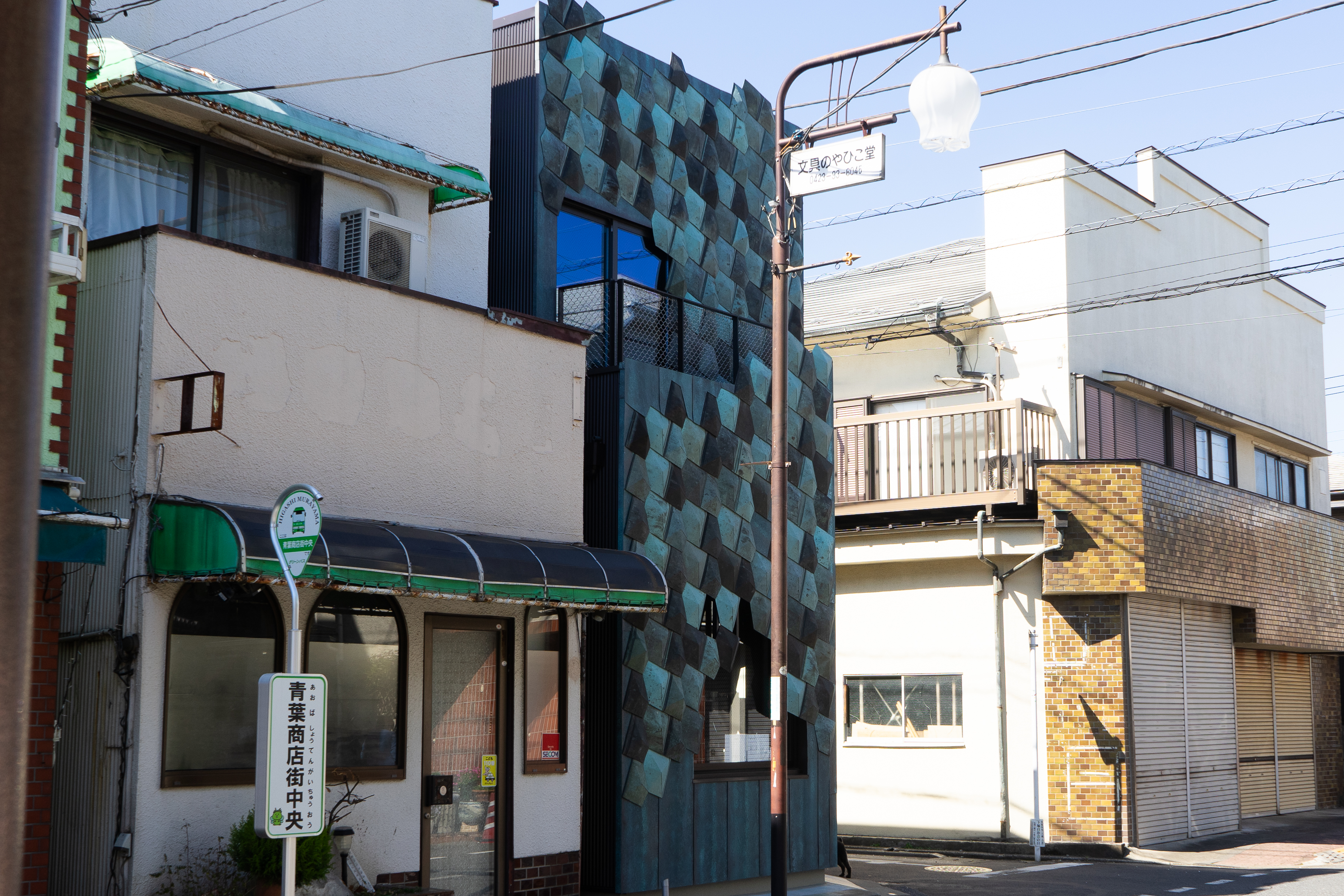 把我也對摺！東京老屋翻新結合板金工藝，隈研吾設計咖啡店「和國商店」