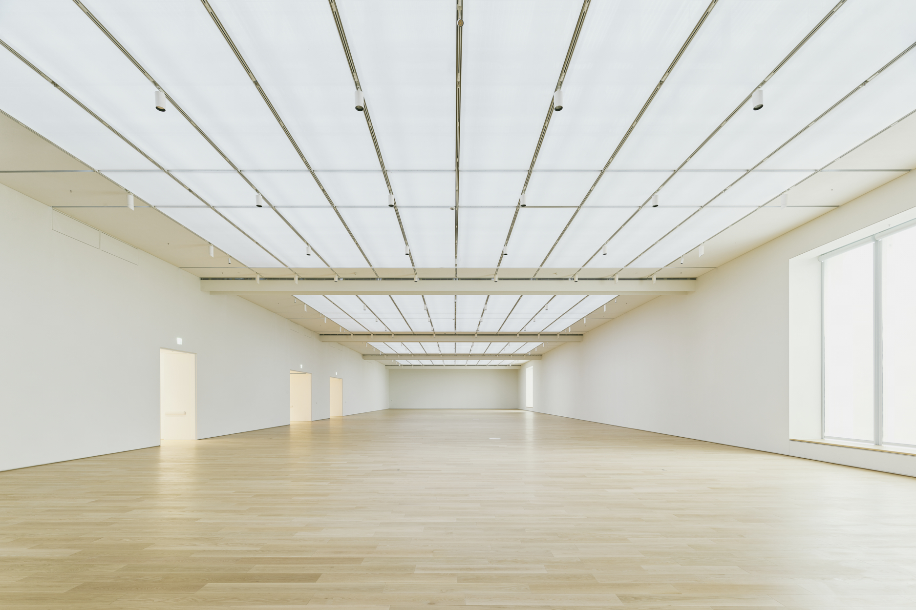 美術館三樓「日光展廳」和「星光展廳」採天窗設計，將陽光折射至室內，藉由過濾紫外線與全遮光等不同捲簾，使藝術品在調節過的自然光下完美展現。（攝影：Lucas K. Doolan）