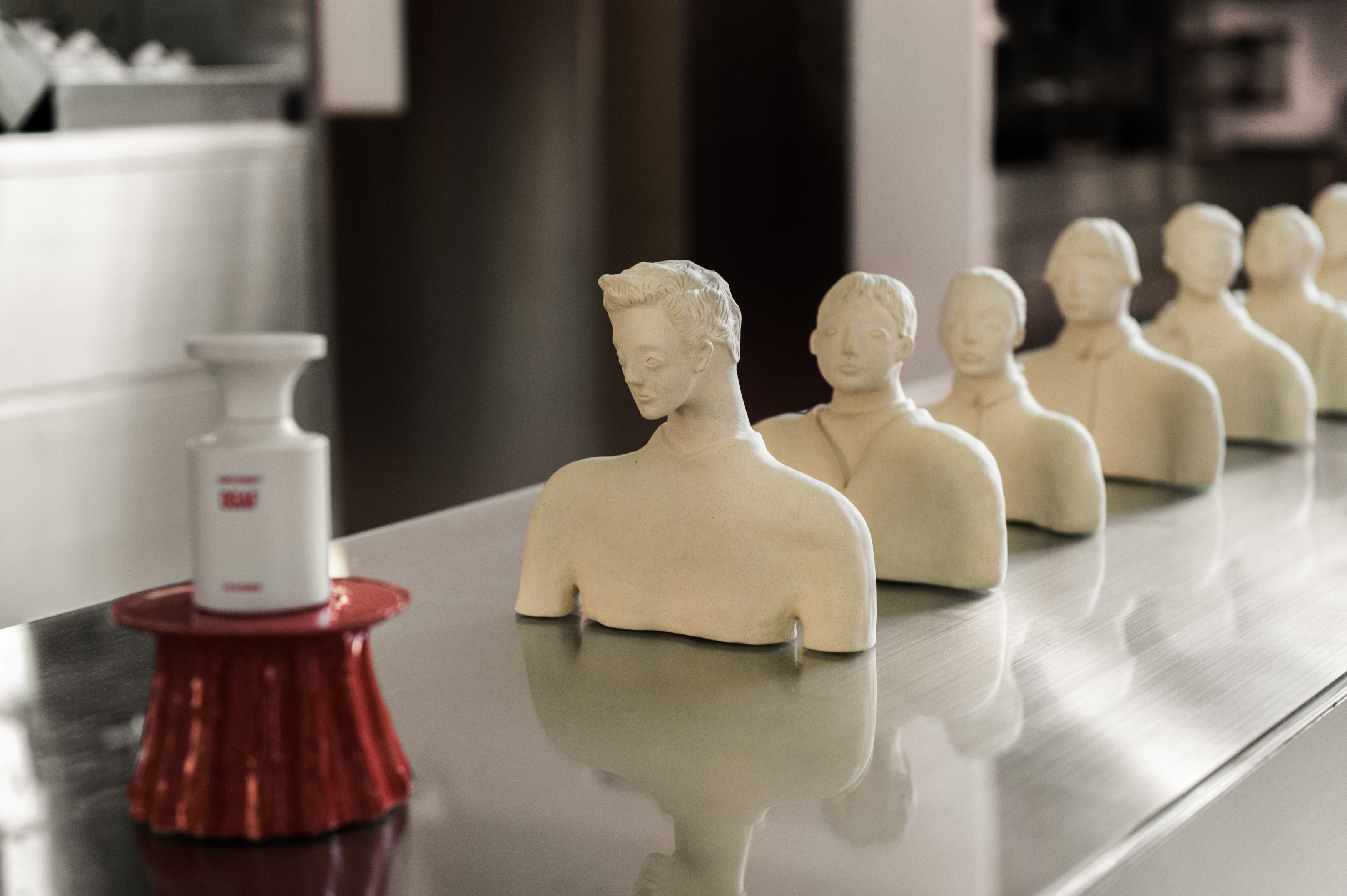藝術家Norman Normal作品「後人類」，透過每件形貌迥異的人像雕塑，呼應漢南洞潮流香氛品牌BORNTOSTANDOUT鼓動解放真實自我的不羈態度。(圖片提供10X)