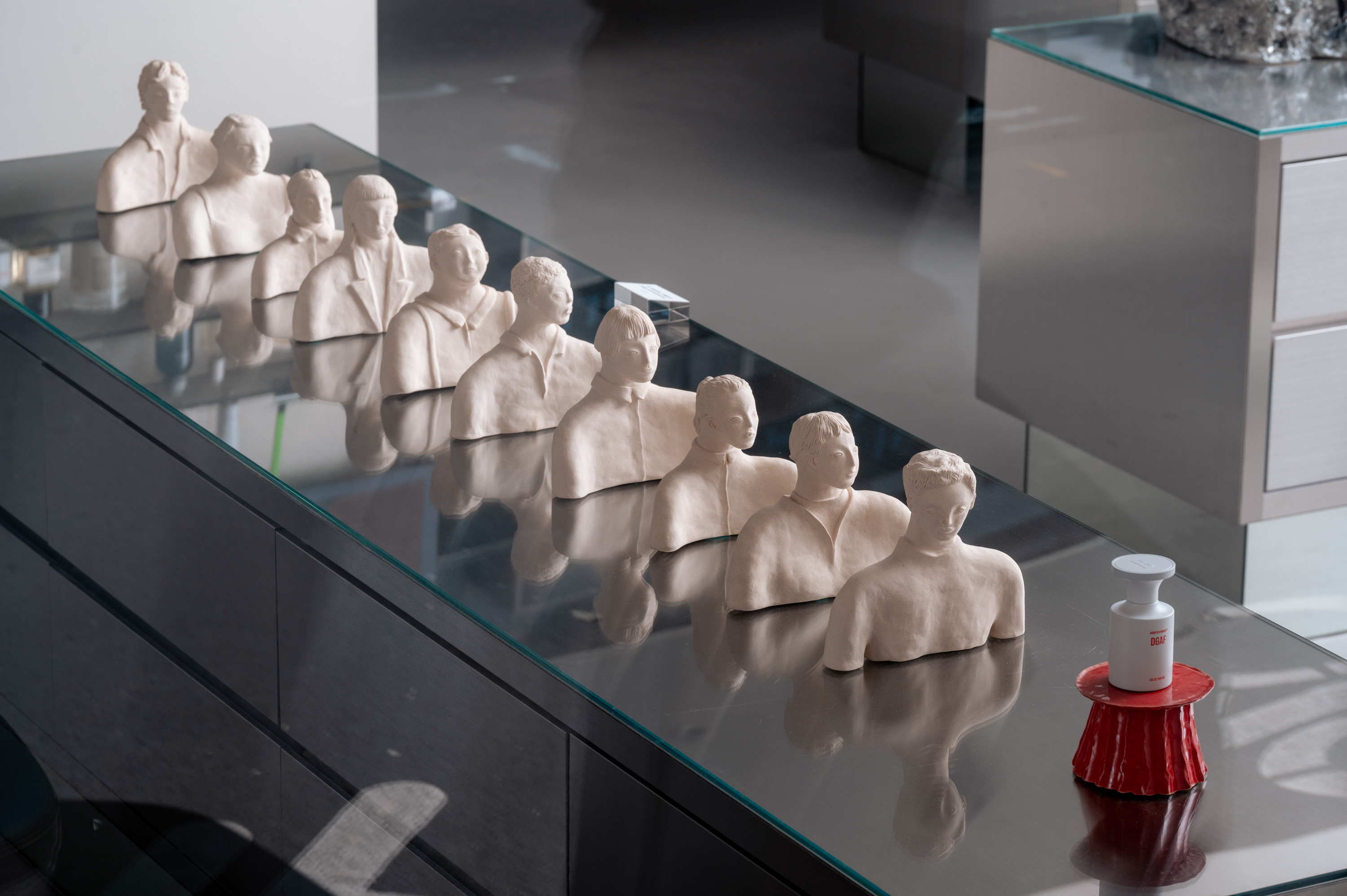 藝術家Norman Normal陶藝作品「後人類」，於10X松菸概念店與韓國香氛品牌BORNTOSTANDOUT共同展出。(圖片提供10X)