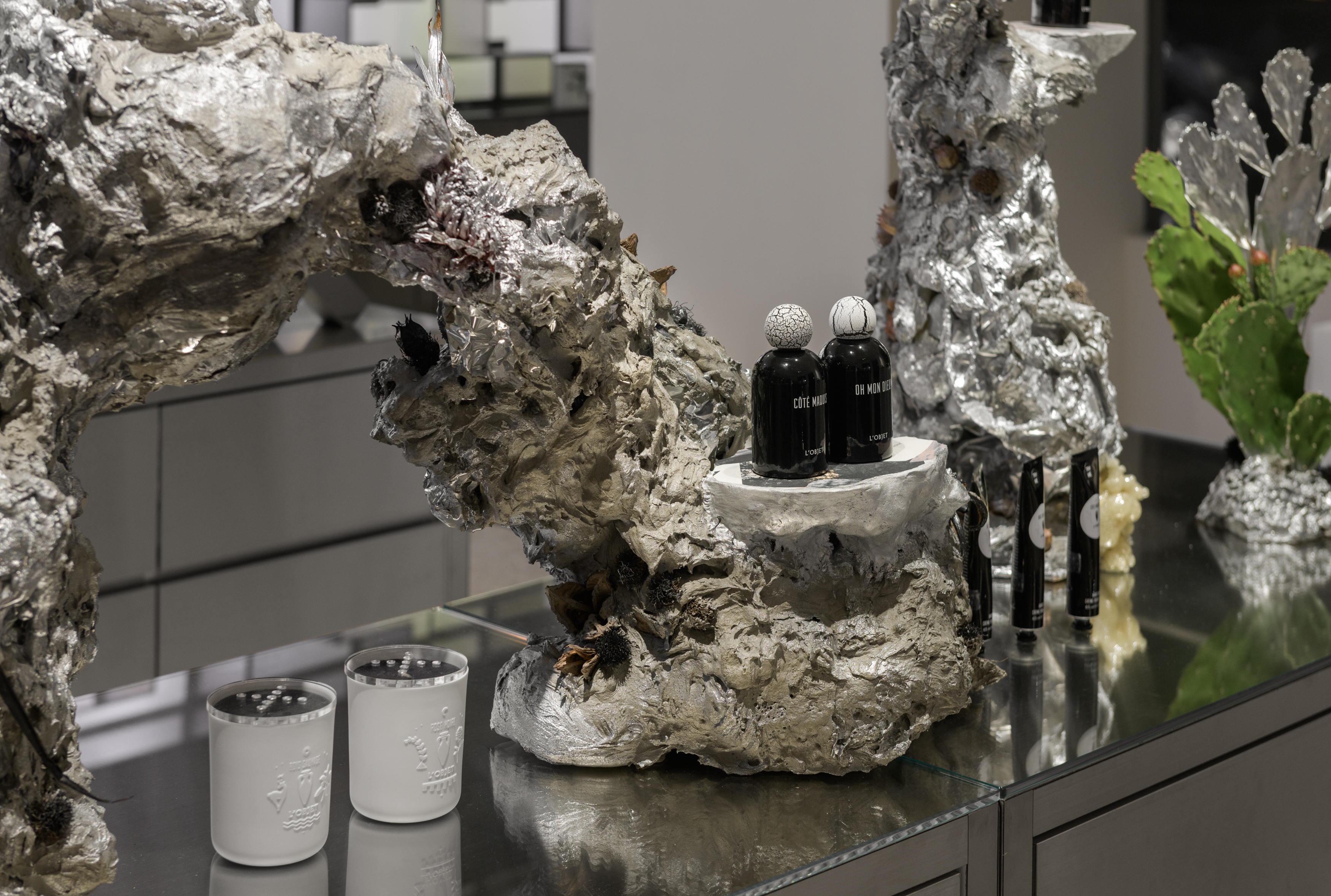 複合媒材作品「銀色萌發的新」由MoF團隊為10X專屬打造，展現盎然綻放的繁盛面容。(圖片提供10X)