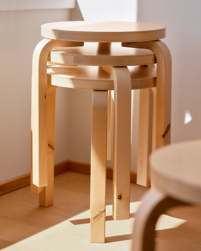 03_Artek Space_「Stool 60 Villi」90 週年紀念版，由常年關注社會和環境議題的義大利設計工作室 FORMAFANTASMA 擔綱，特別選用帶有木結及昆蟲啃食痕跡的野生樺木製作椅腳，突顯原始自然之美