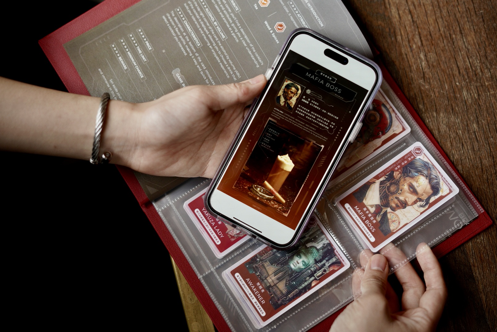 手機 NFC 感應卡牌，開啟角色卡牌說明