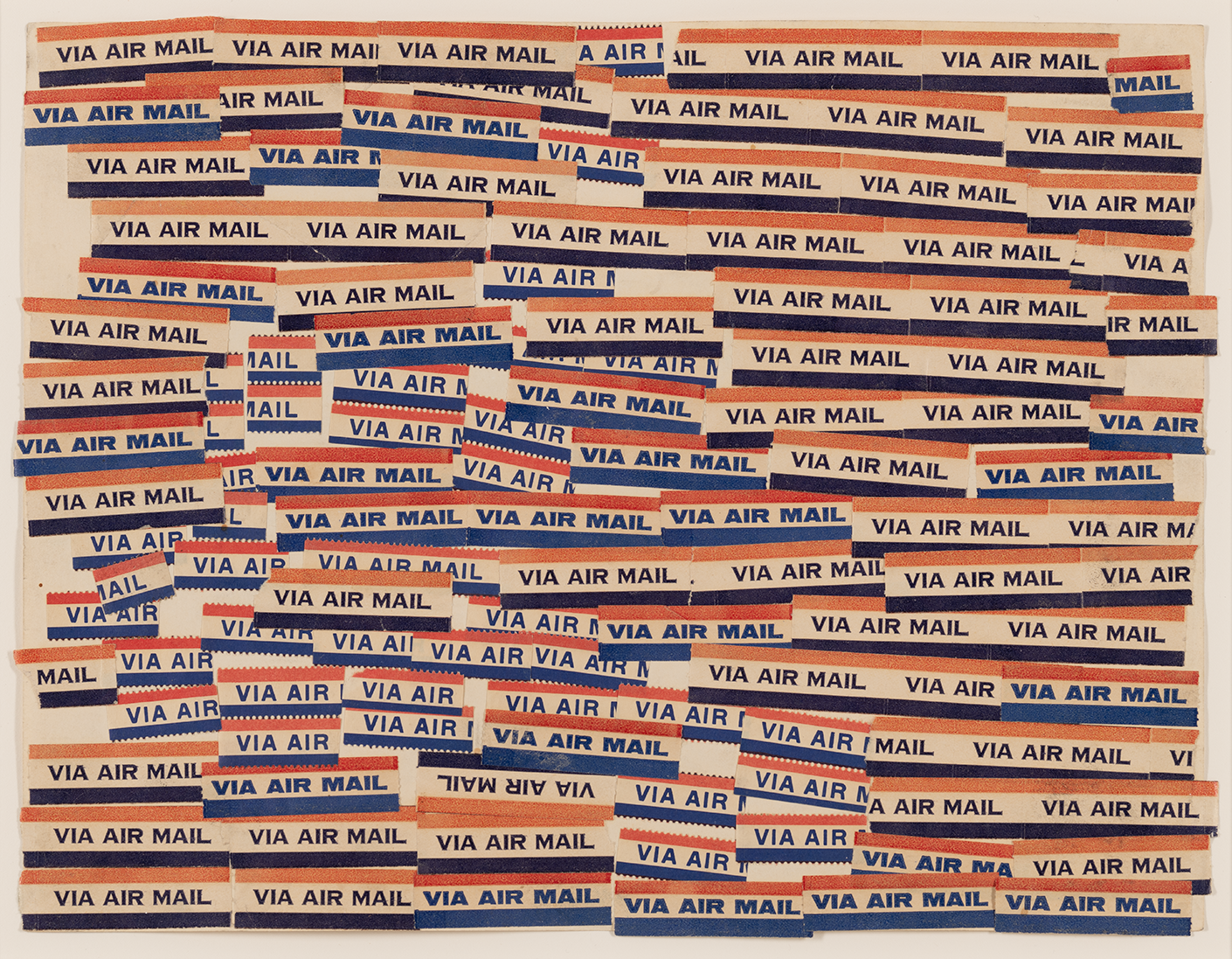 草間彌生，《航空郵件的積累》，1963，23.5 × 30.8 cm，航空郵件貼紙、紙，W Collection，©草間彌生