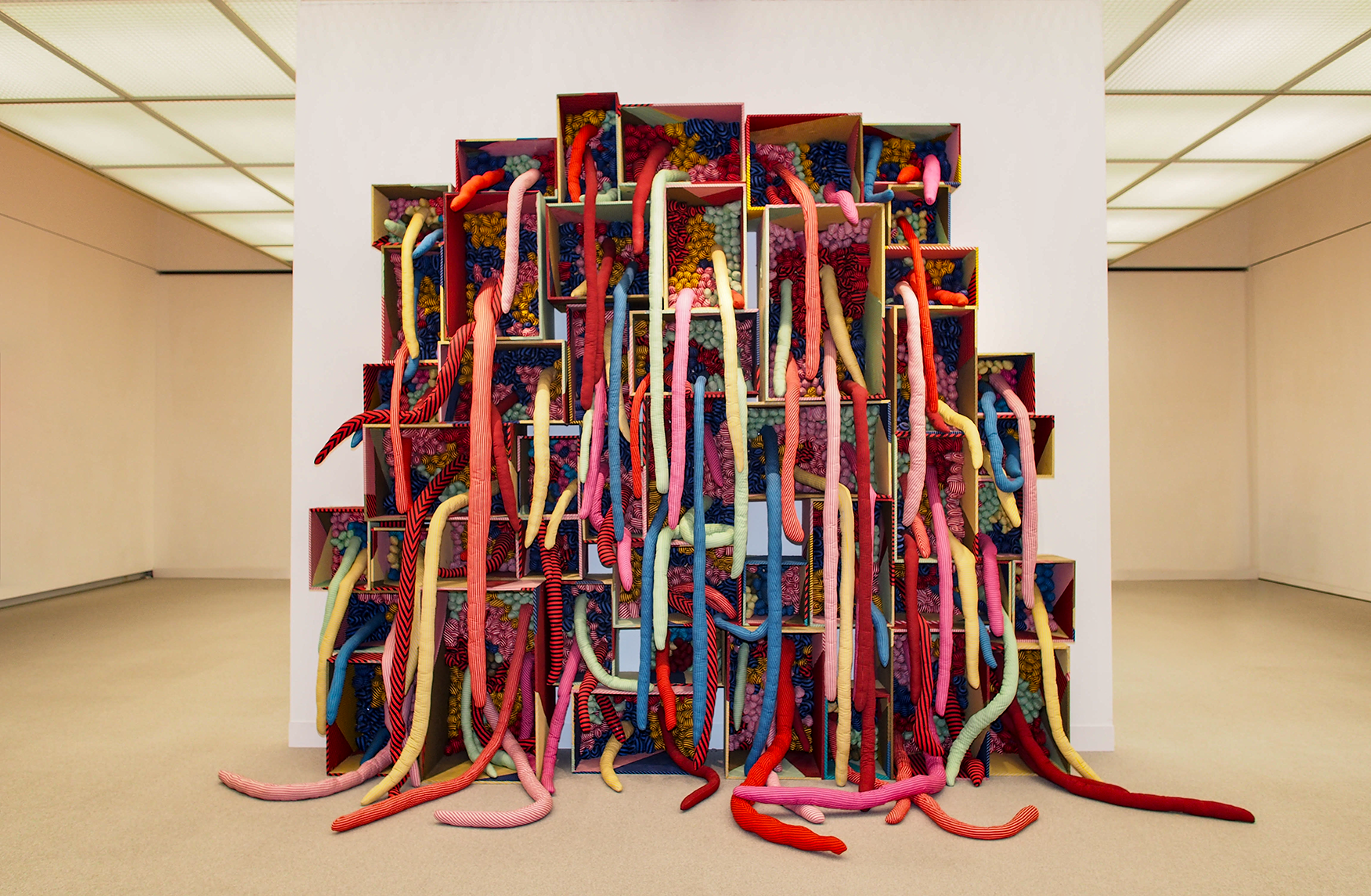 草間彌生，《永劫回歸》，1988-91，尺寸依空間而定，複合媒材，W Collection，©草間彌生