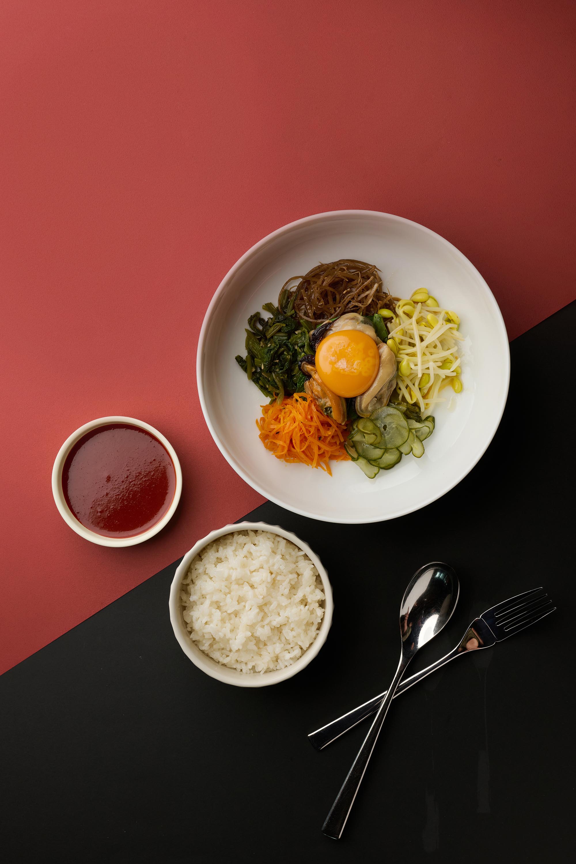馬祖淡菜拌飯,嚴選來自馬祖的淡菜,搭配季節時蔬、香油與韓式辣醬。上桌後與米飯 與淡菜上的蛋黃一同拌勻,入口時結合海味、辣香與蔬菜鮮甜,是一道 具韓式靈魂,卻充滿在地風味的拌飯料理。