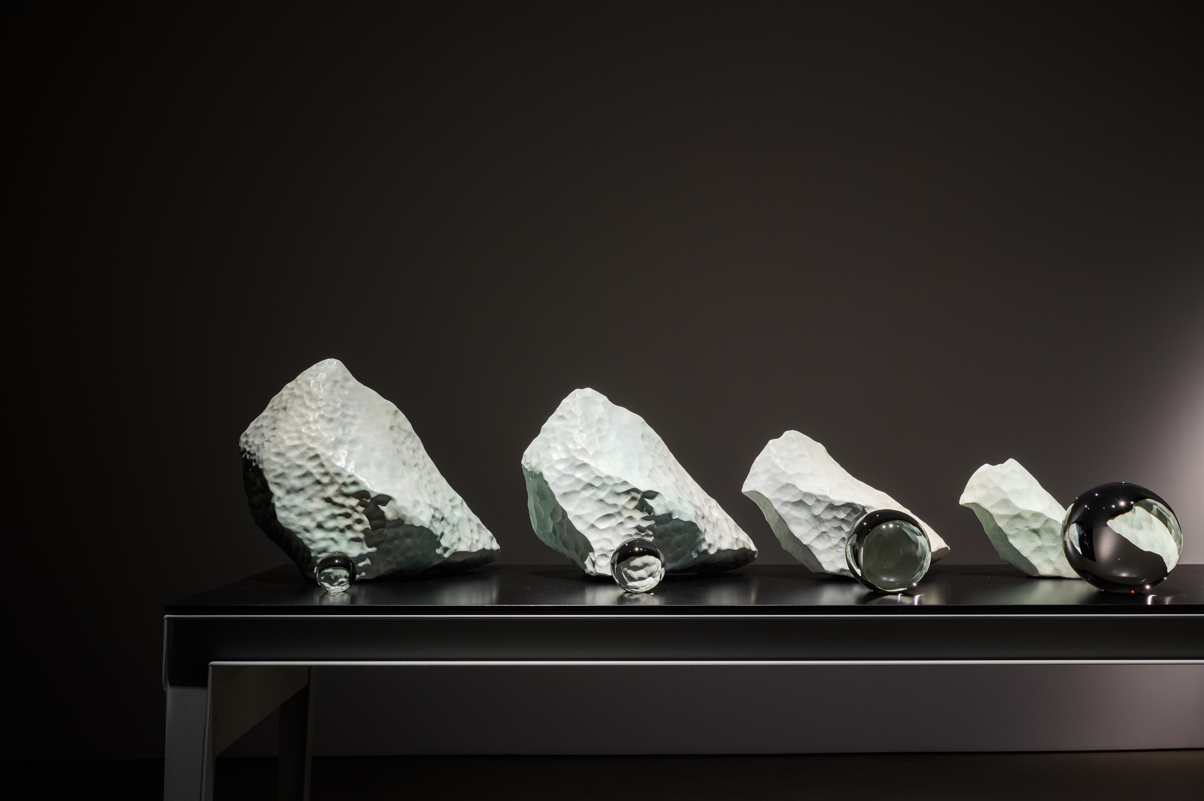 奧拉弗・埃利亞松,《冰河的最後七天》(The last seven days of glacial ice),2024,青銅、玻璃球、不鏽鋼、鋁,152.5 × 300 × 70公分。