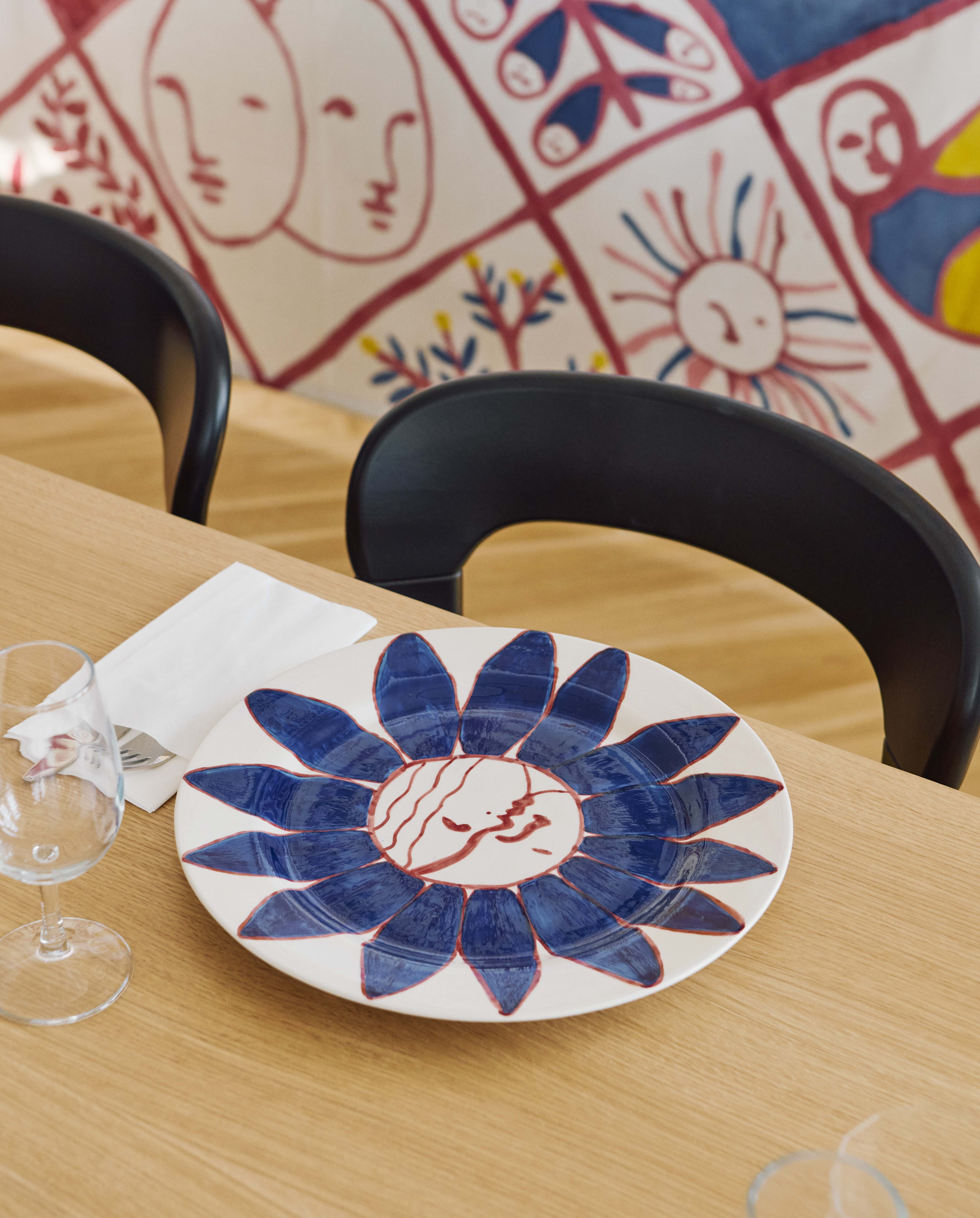 3 Days of Design 2025_La Pittura Plate Ø28,5 deep blue flower_Rey Chair
